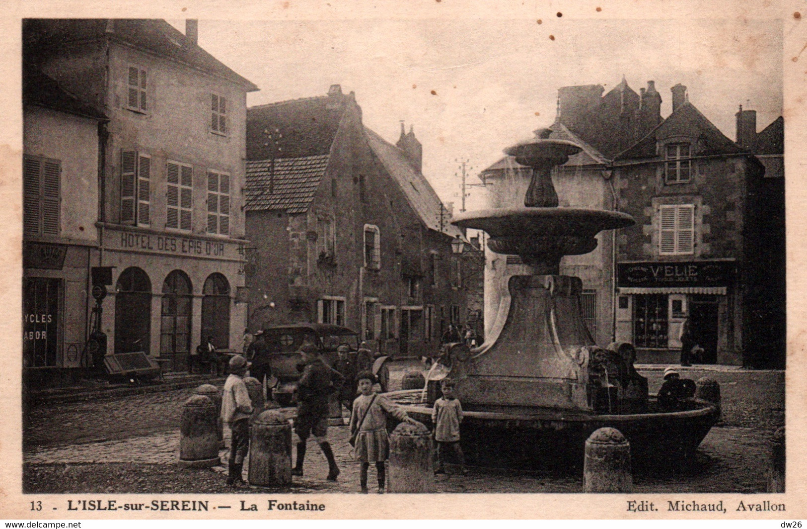 L'Isle-sur-Serein (Yonne) La Place De La Fontaine Et L'Hôtel Des Epis D'Or - Edition Michaud - Carte N° 13 - L'Isle Sur Serein