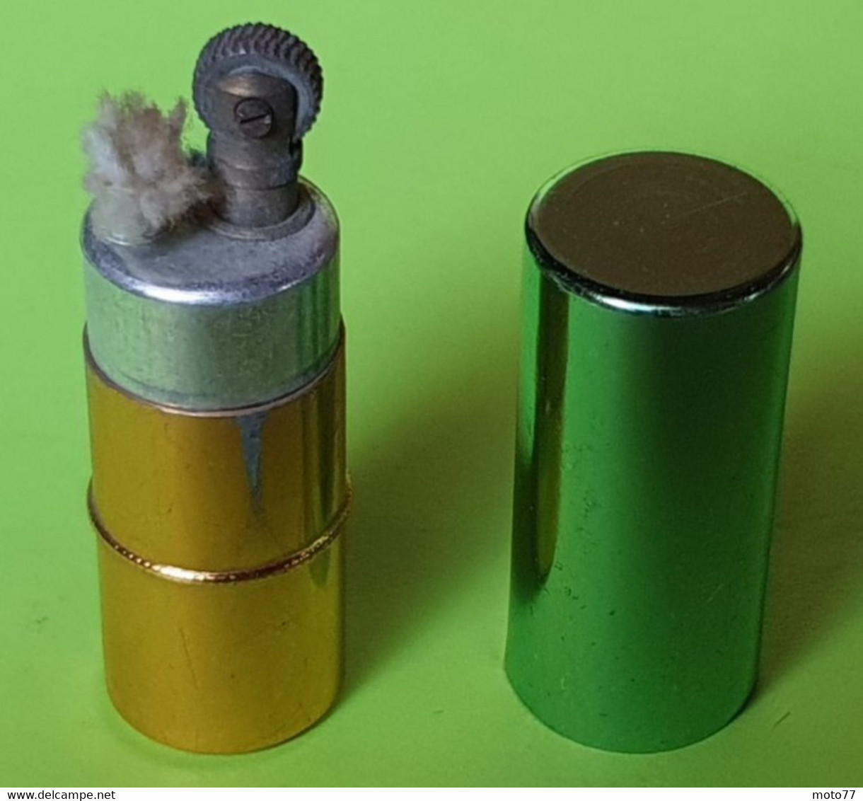 Ancien BRIQUET Vert - Jamais Utilisé - Environ 5.5 X 1.5 Cm De Diamètre - Vers 1960 - Autres & Non Classés