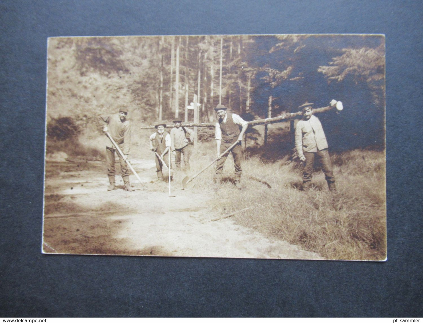 Echtfoto AK 1910 Waldarbeiter / Baumfäller Männer Mit Holzstamm Und Werkzeug Nach Haarlem Gesendet - Paysans