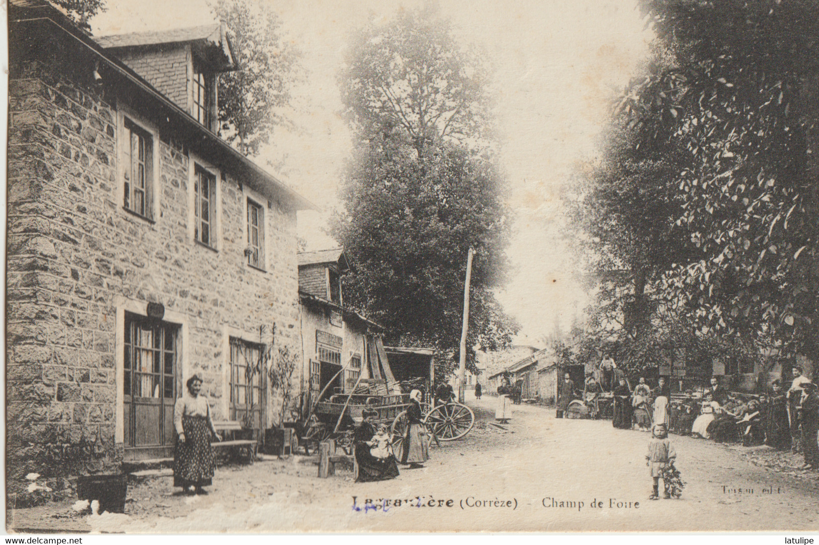 Lagraulière  19  Le Champ De Foire Et La Rue Tres Tres Animée_Forgeron Et Café - Autres & Non Classés