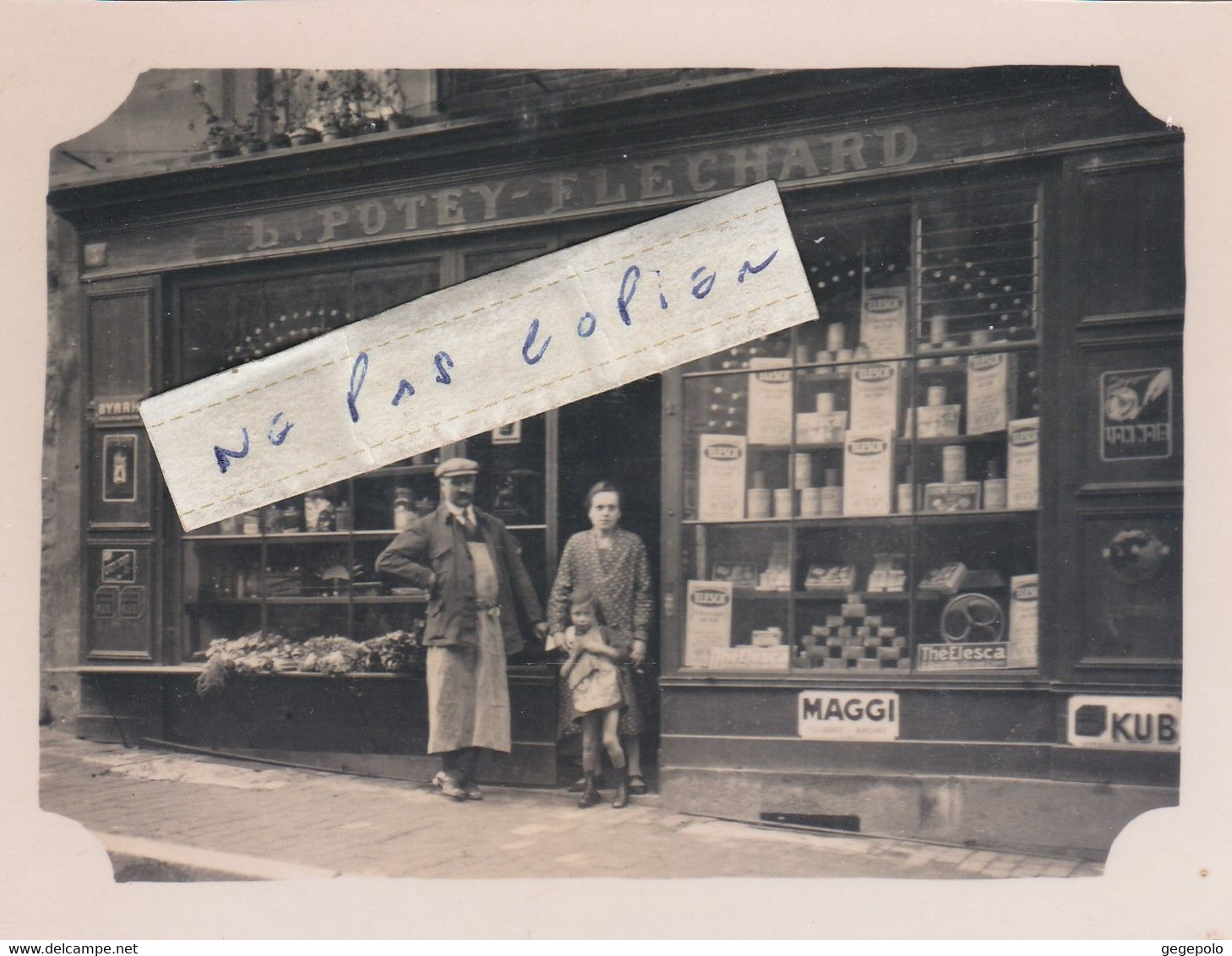 61 - ARGENTAN - On Pose En 1937 Devant L' Epicerie L.POTEY-FLECHARD Située 3 Rue Du Griffon (  Photo 12 Cm X 9,2 Cm ) - Europe