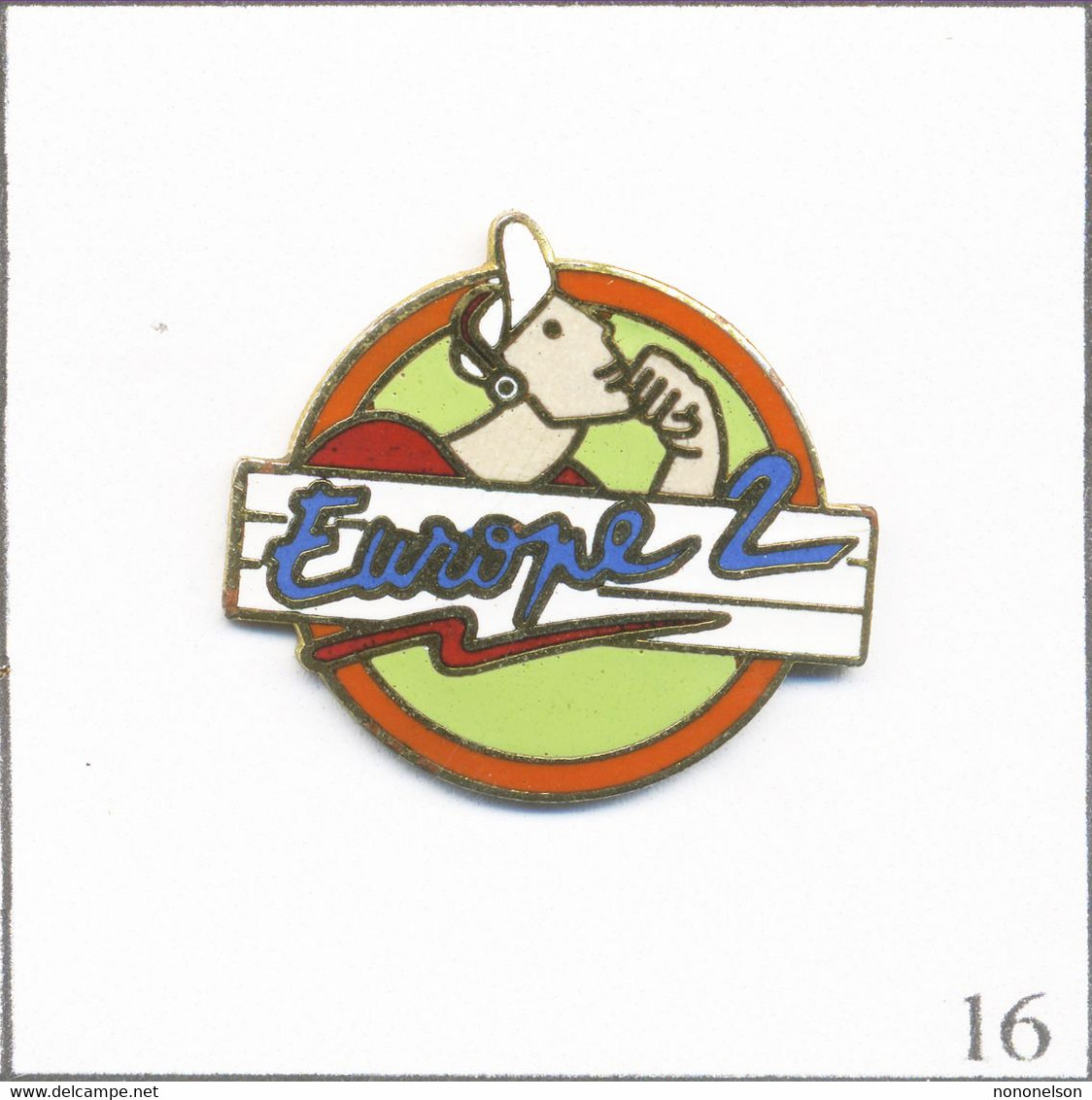 Pin's Média - Radio / Radio “Europe 2“ Avec Fond Vert Clair Et Cerclage Rouge - Diamètre 23 Mm. Non Est. EGF. T820-16 - Médias