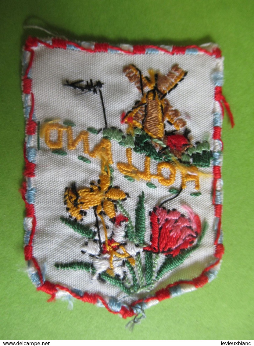 Ecusson Tissu  Ancien / Brodé / HOLLAND / Avec Motifs Moulin Et Fleurs Coupées / Vers 1960-1970          ET334 - Escudos En Tela