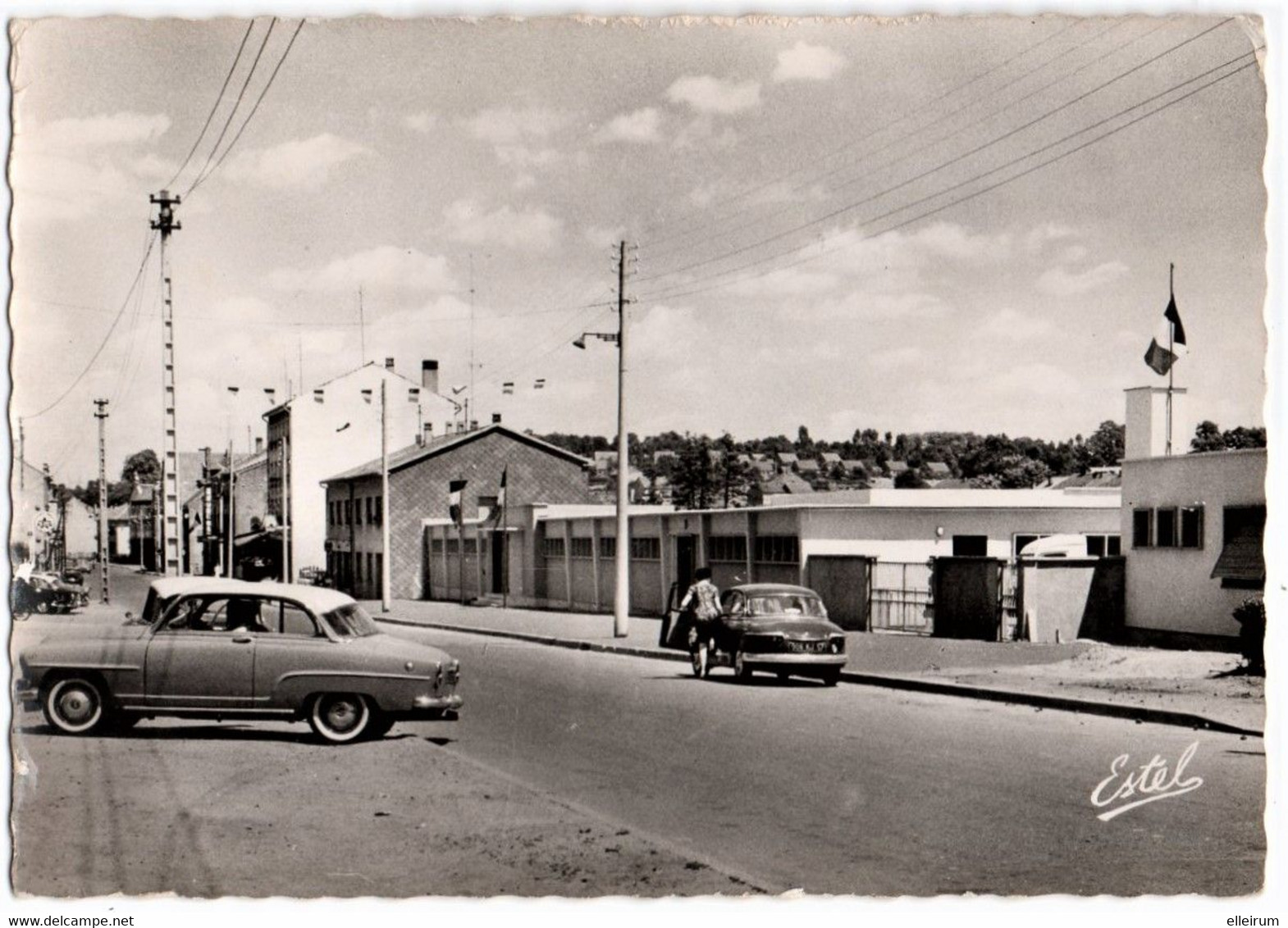 CREUTZWALD (57) RUE De La GARE. ENTREE De La PISCINE. AUTOMOBILE DYNA PANHARD Et AUTOMOBILE SIMCA  ARONDE. - Creutzwald