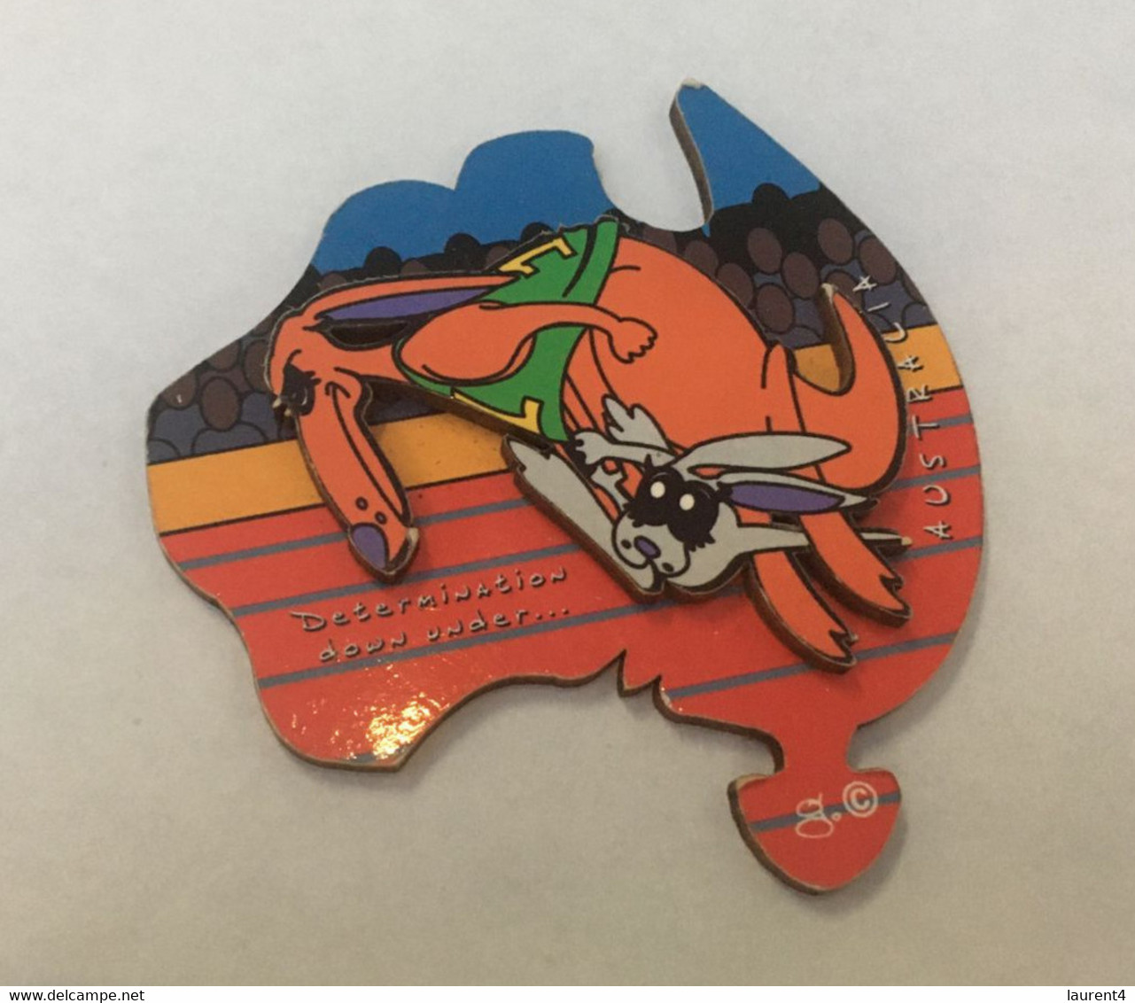 (ZZ 33)  Australia  - Map Of Australia - Determination Downunder (17 G - 10 X 7 Cm - 1 Cm Thick) Wooden Background - Sports