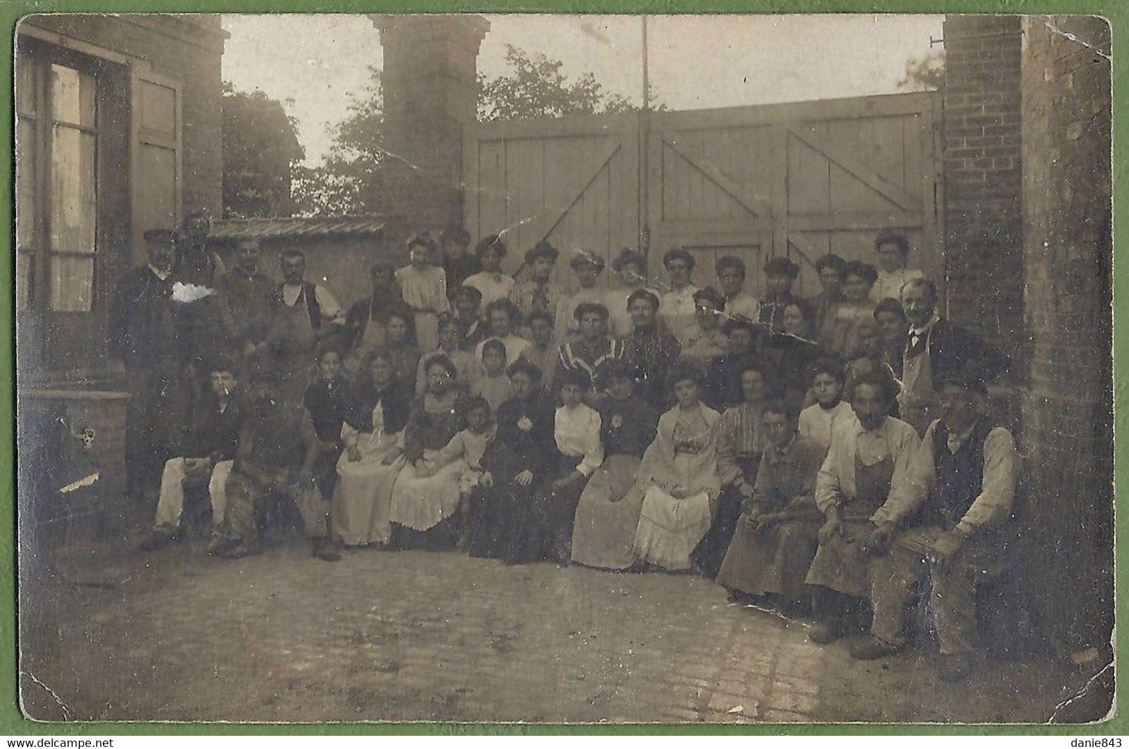 CARTE PHOTO - SUISSE - MOUTIER - GROUPE D'OUVRIERS ET D'OUVRIERES DANS UNE COUR D'USINE OU ATELIER A IDENTIFIER - Moutier