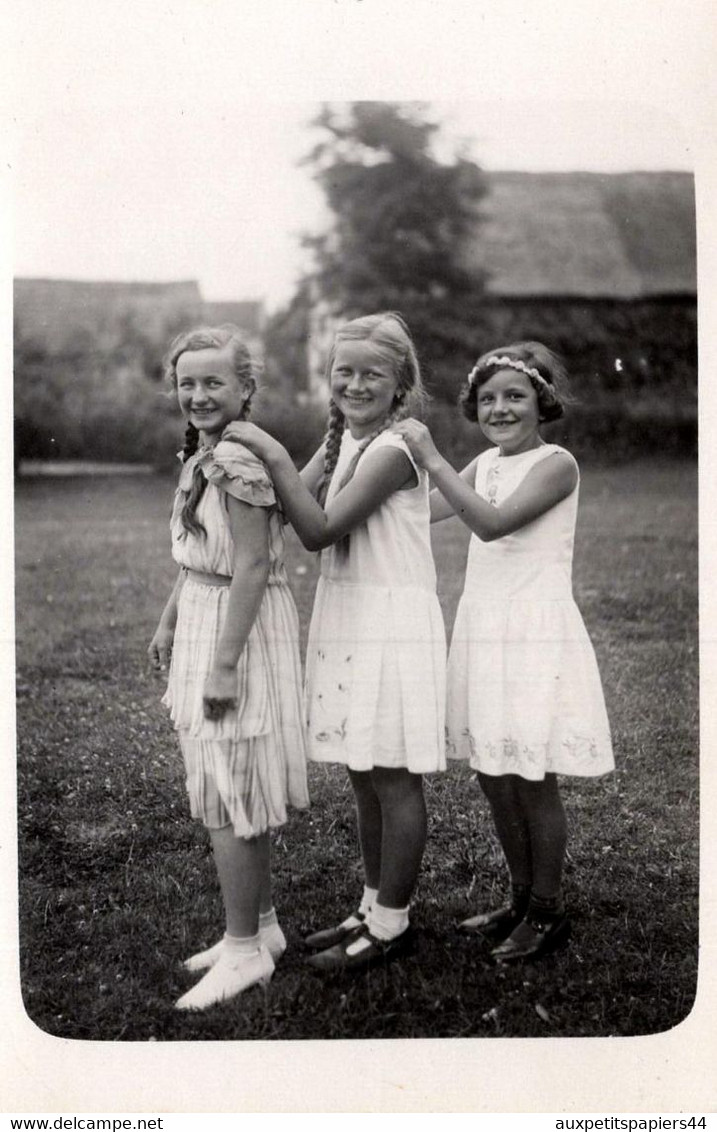 Carte Photo Originale Trio De Fillettes à La Queue Leu Leu Au Jardin En 1933 à Zappelaù - Anonieme Personen