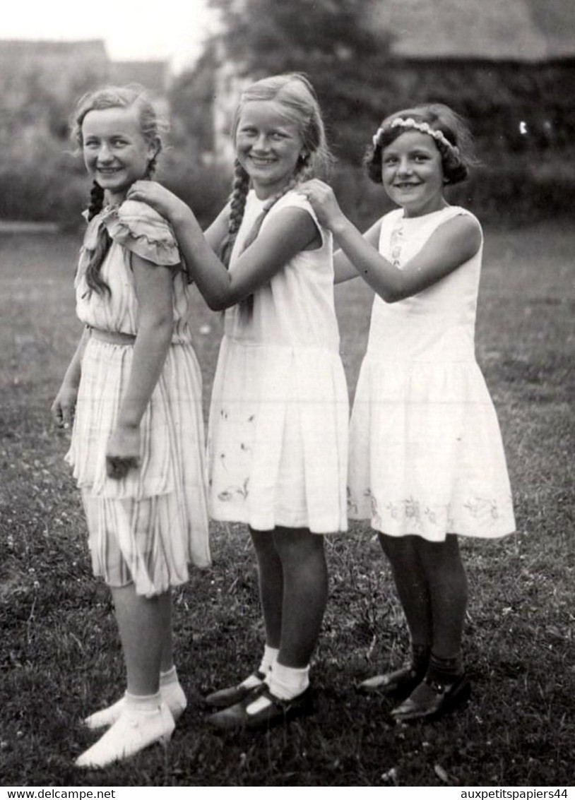 Carte Photo Originale Trio De Fillettes à La Queue Leu Leu Au Jardin En 1933 à Zappelaù - Anonieme Personen