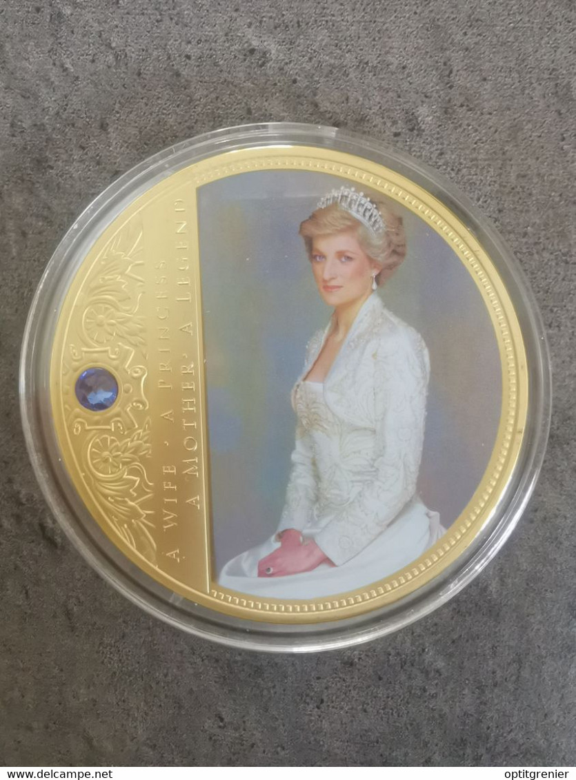 MEDAILLE BE LADY DIANA PORTRAIT OF A PRINCESS / 120 G 70 Mm / Cuivre Doré Colorisé Avec Swarosky COLOR / Sous Capsule - Royal/Of Nobility