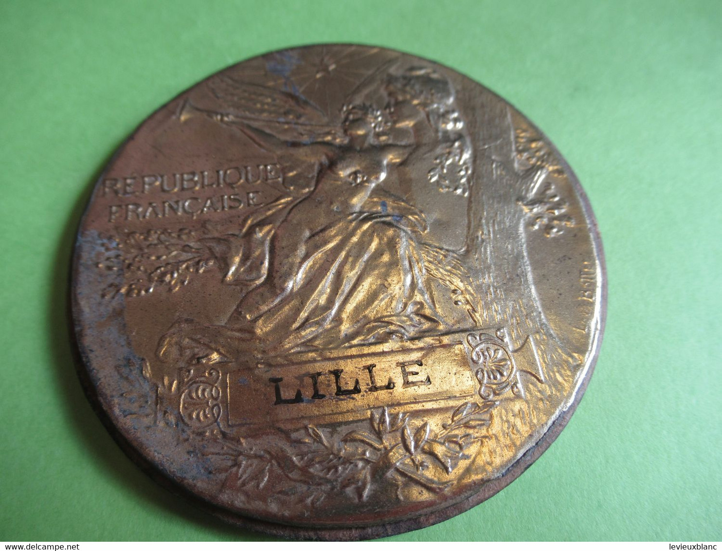 Repro.  De Médaille De Concours Pour Encadrement/Feuille Laiton Et Cuir Emboutis/Lille/L BOTTEE/Vers 1890-1900    MED396 - Frankrijk