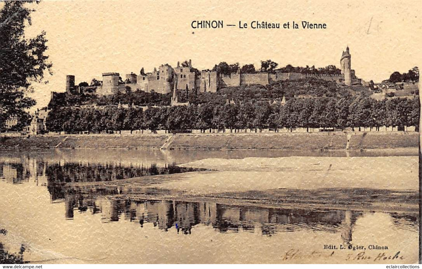 Chinon       37        Le Château Et La Vienne   Aspect Granuleux   (voir Scan) - Chinon