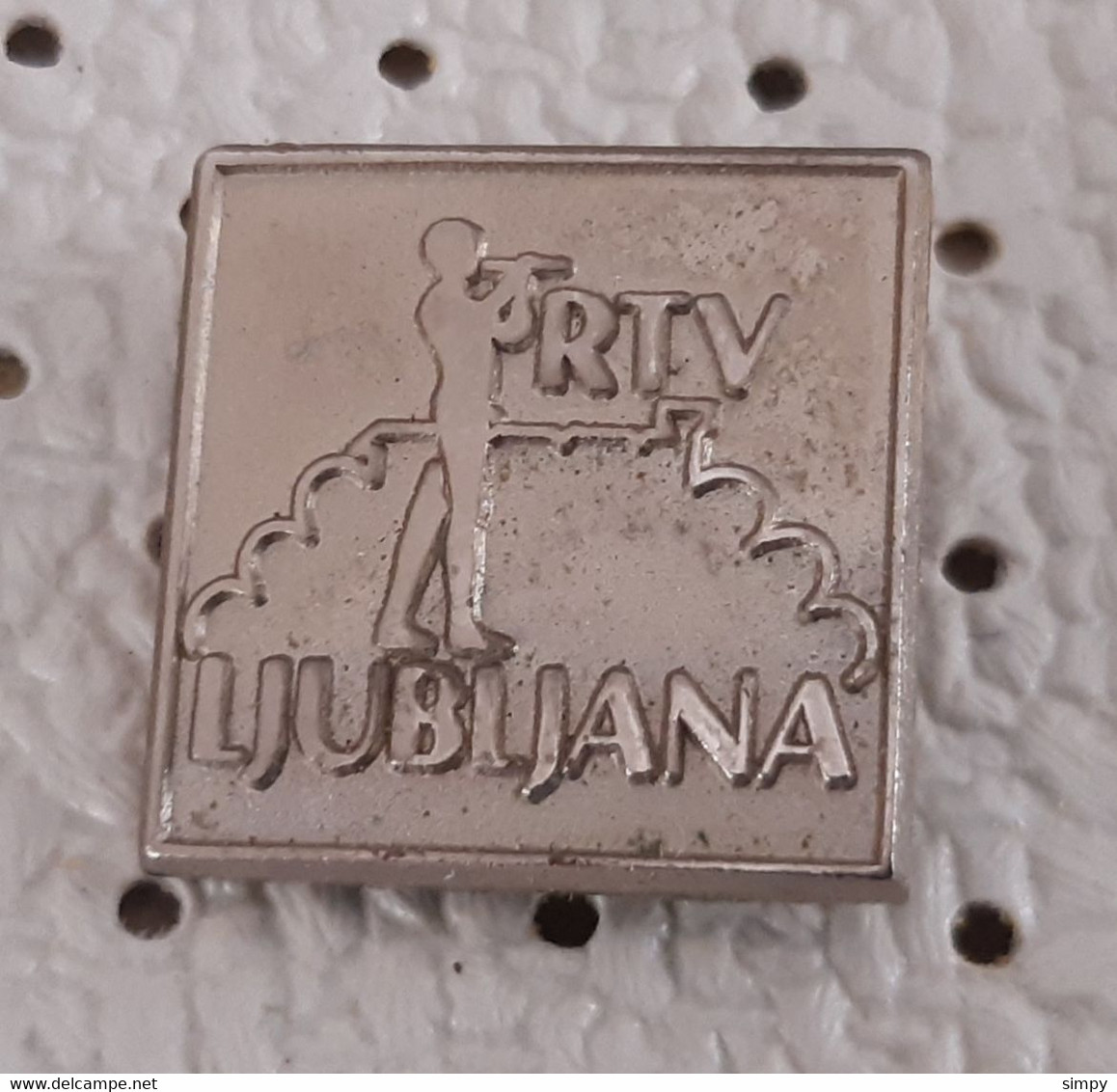 Radio Television  RTV Ljubljana Music Boy With A Whistle Slovenia Pin - Médias