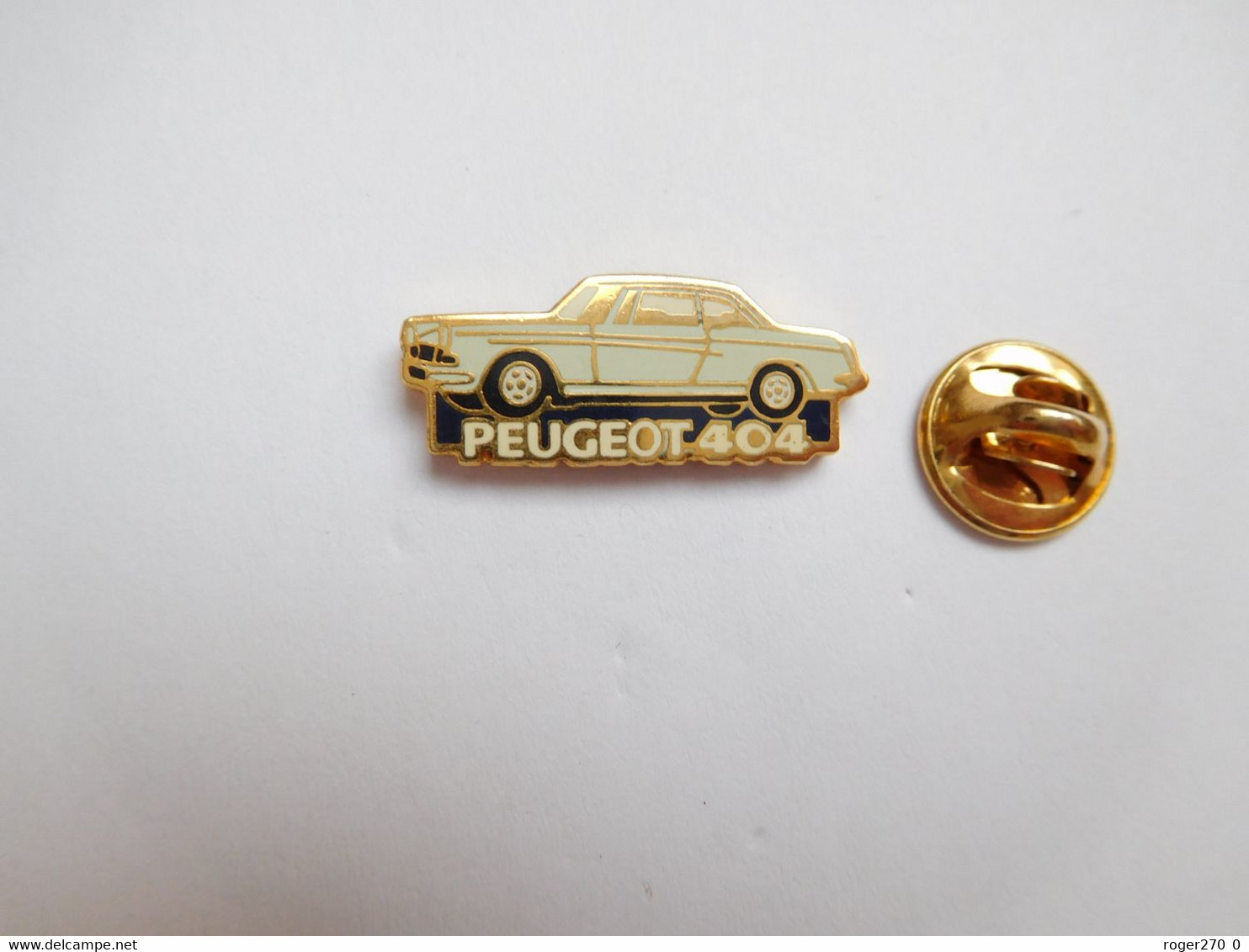 Superbe Pin's Pins En Zamac , Auto Peugeot 404 ; Signé Helium - Peugeot