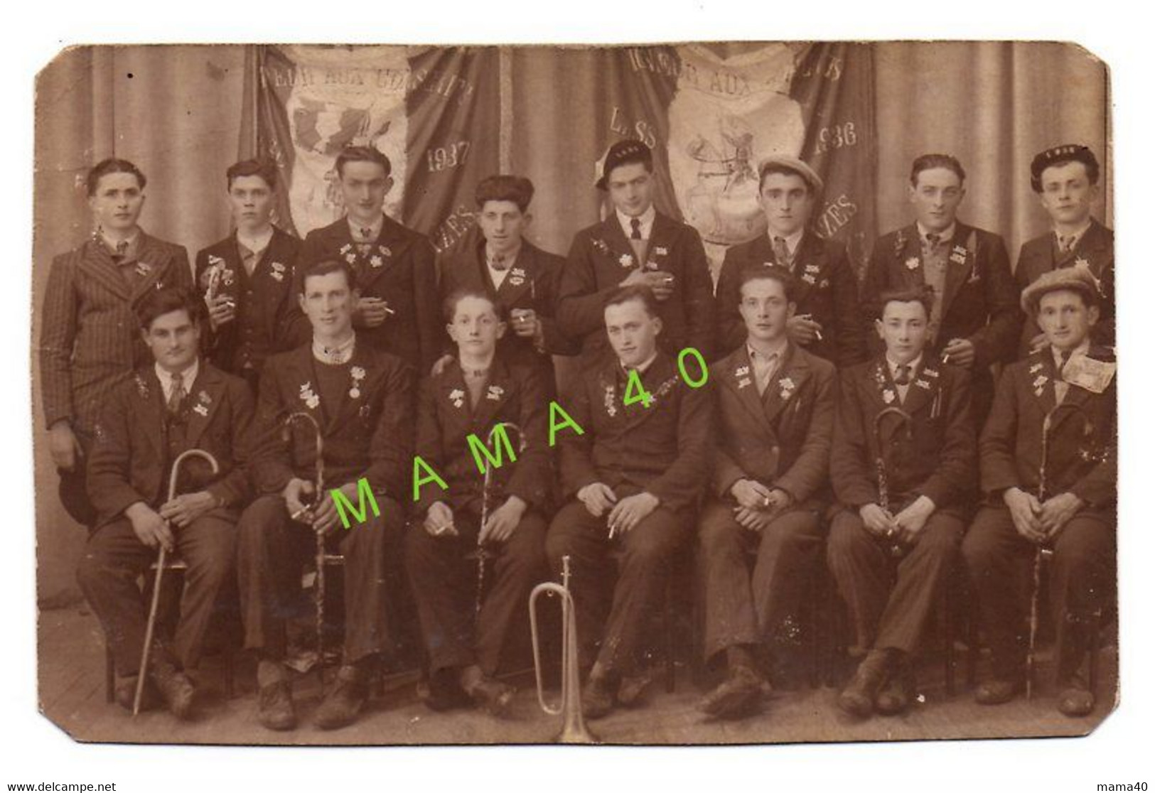 CARTE PHOTO DE P. NOYRIGAT - 12 - RODEZ - MOYRAZES - GROUPE DE CNSCRITS 1937 DEVANT DRAPEAUX - Rodez