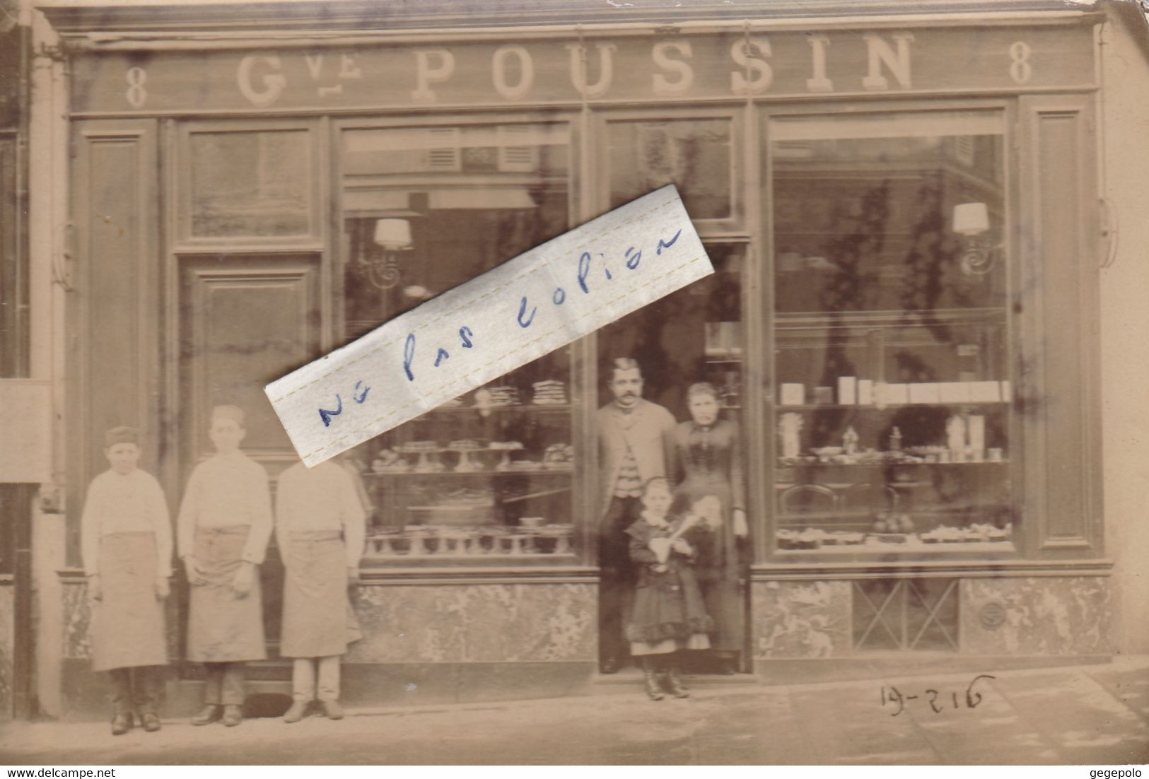 Maison Gustave ? POUSSIN - On Pose Devant La Pâtisserie-Confiserie à Localiser Située Au 8 Rue ?(  Photo 17 Cm X 11 Cm ) - Professions