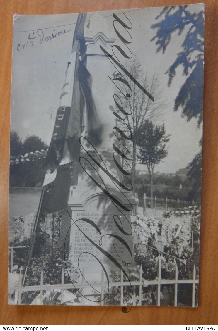 Guerre Carte Photo Le Monument Aux Morts De  FRAISANS Dans Le Jura (39). 1917 & 1918 RPPC 1914-1918 Soldats Et Civile. - Cimetières Militaires