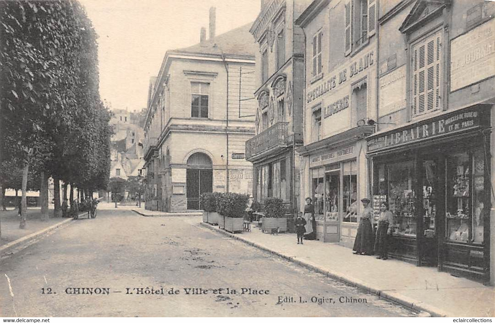 Chinon       37          Place De L'Hôtel De Ville . Librairie Ogier       (voir Scan) - Chinon