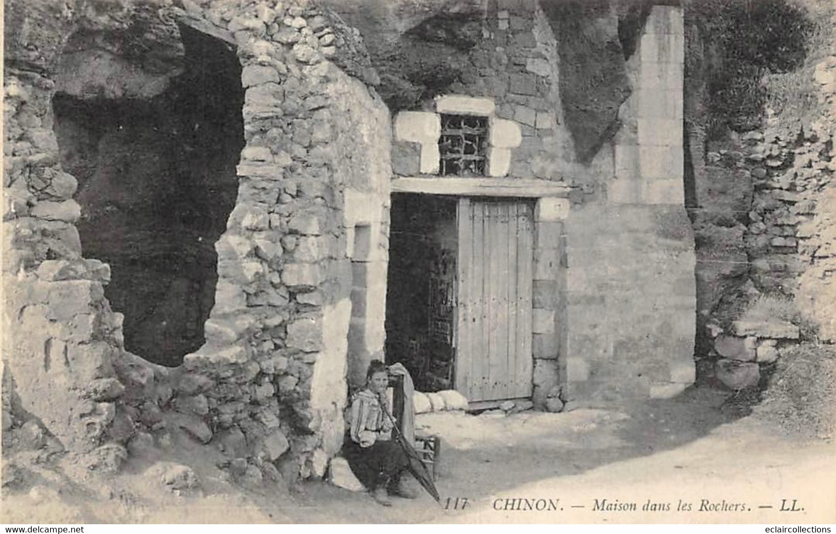 Chinon         37         Maisons Dans Les Rochers   N° 117           (voir Scan) - Chinon