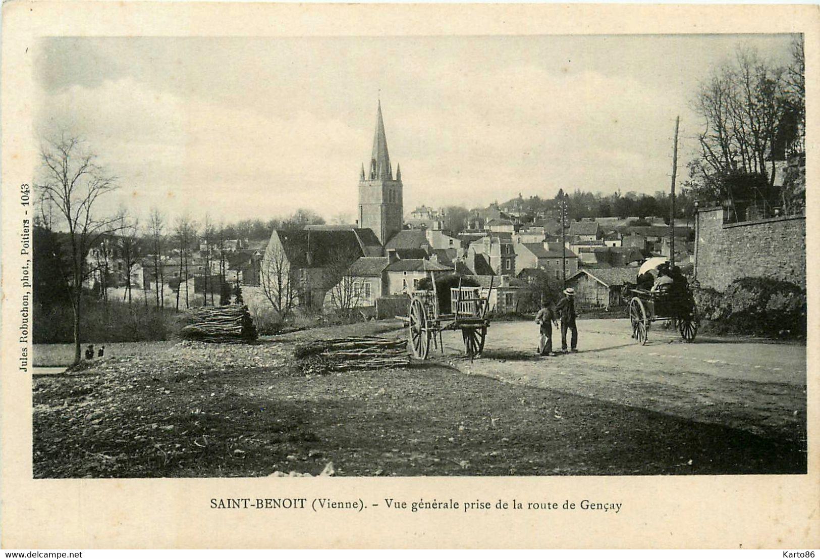 St Benoit * Vue Générale Du Village Prise De La Route De Gençay * Attelage - Saint Benoît