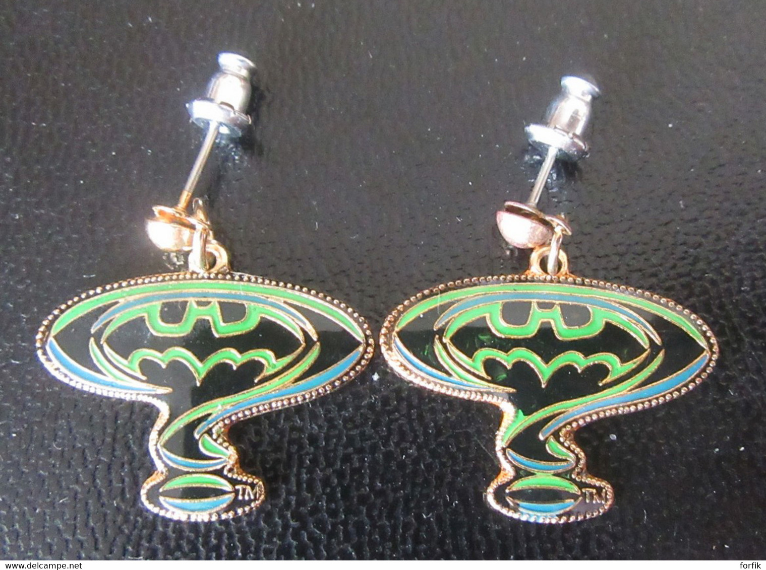 Paire De Boucles D'oreilles BATMAN Et L'Homme-Mystère Signées Et Datées DC Comics 1994 - Métal Doré Et émail - Ohrringe