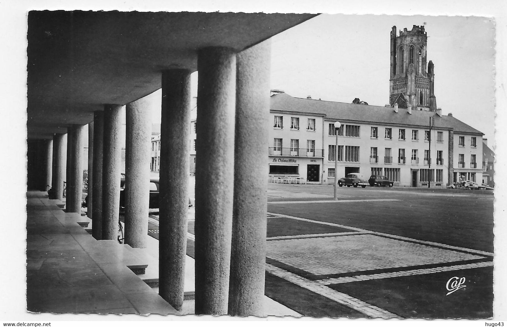 SAINT LO EN 1956  - N° 1686 - NOTRE DAME DEPUIS LA PREFECTURE - VIEILLES VOITURES - FORMAT CPA VOYAGEE - Saint Lo