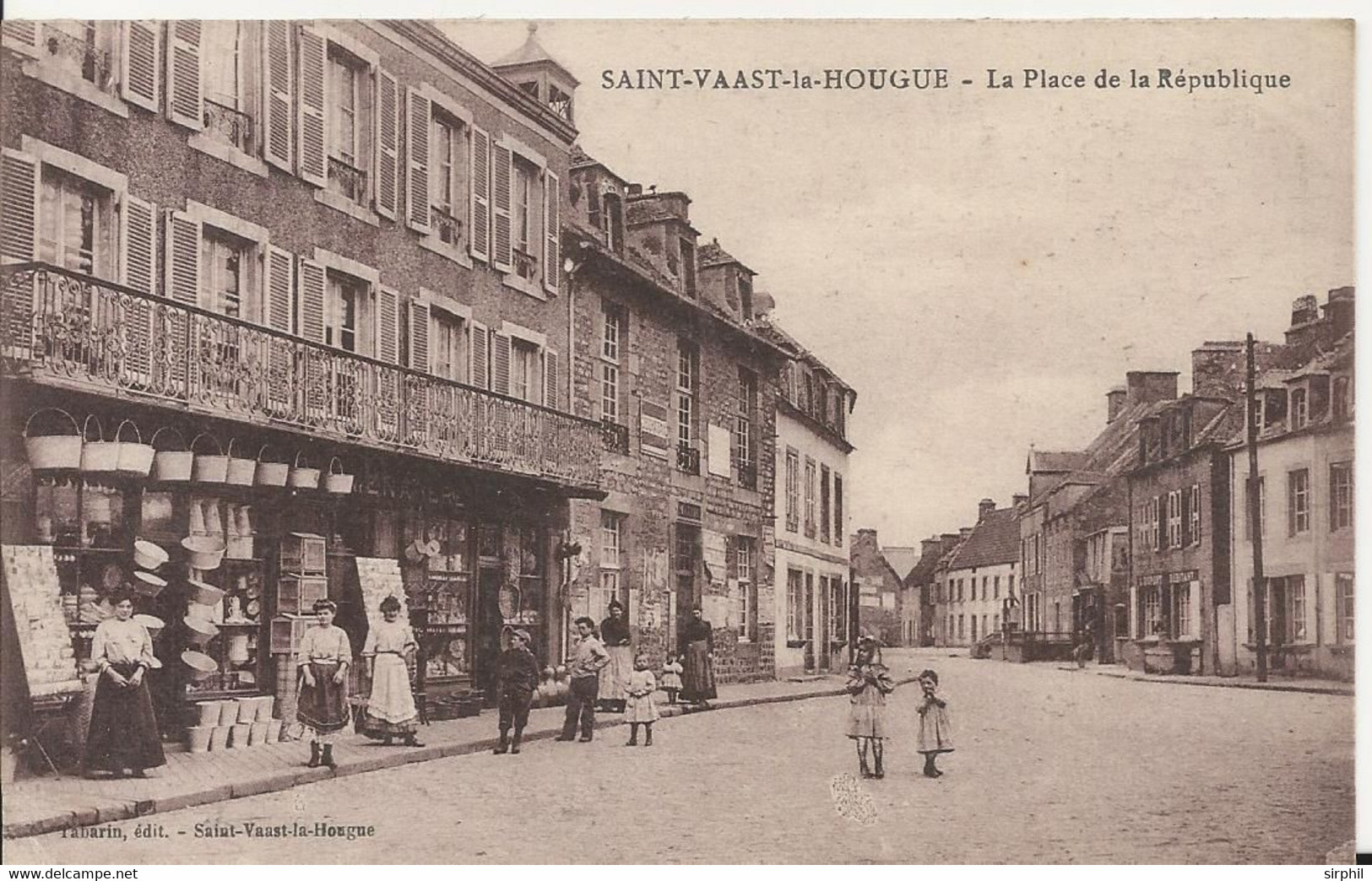 Carte Postale Ancienne De Saint Vaaste La Hougue La Place De La République - Saint Vaast La Hougue