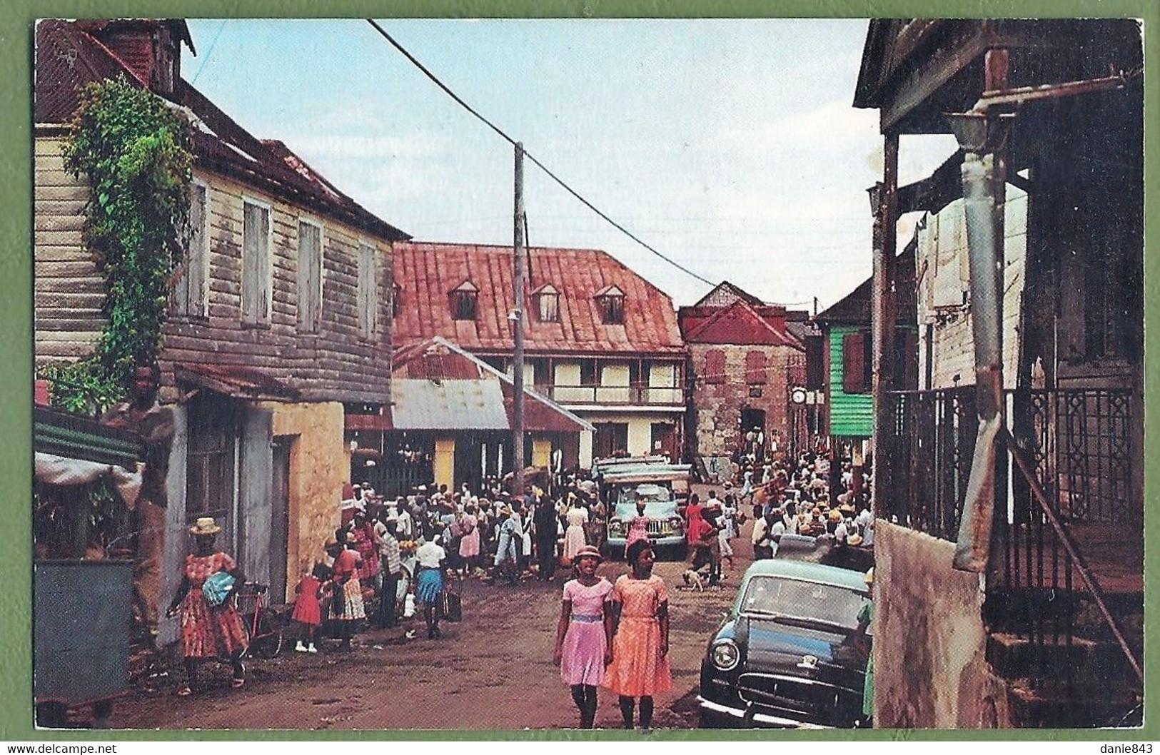 CPSM Rare - DOMINICA (DOMINIQUE) WEST INDIES - VICTORIA STREET WITH ITS ANCIENT FRENCH ARCHITECTURE - Belle Animation - Dominica