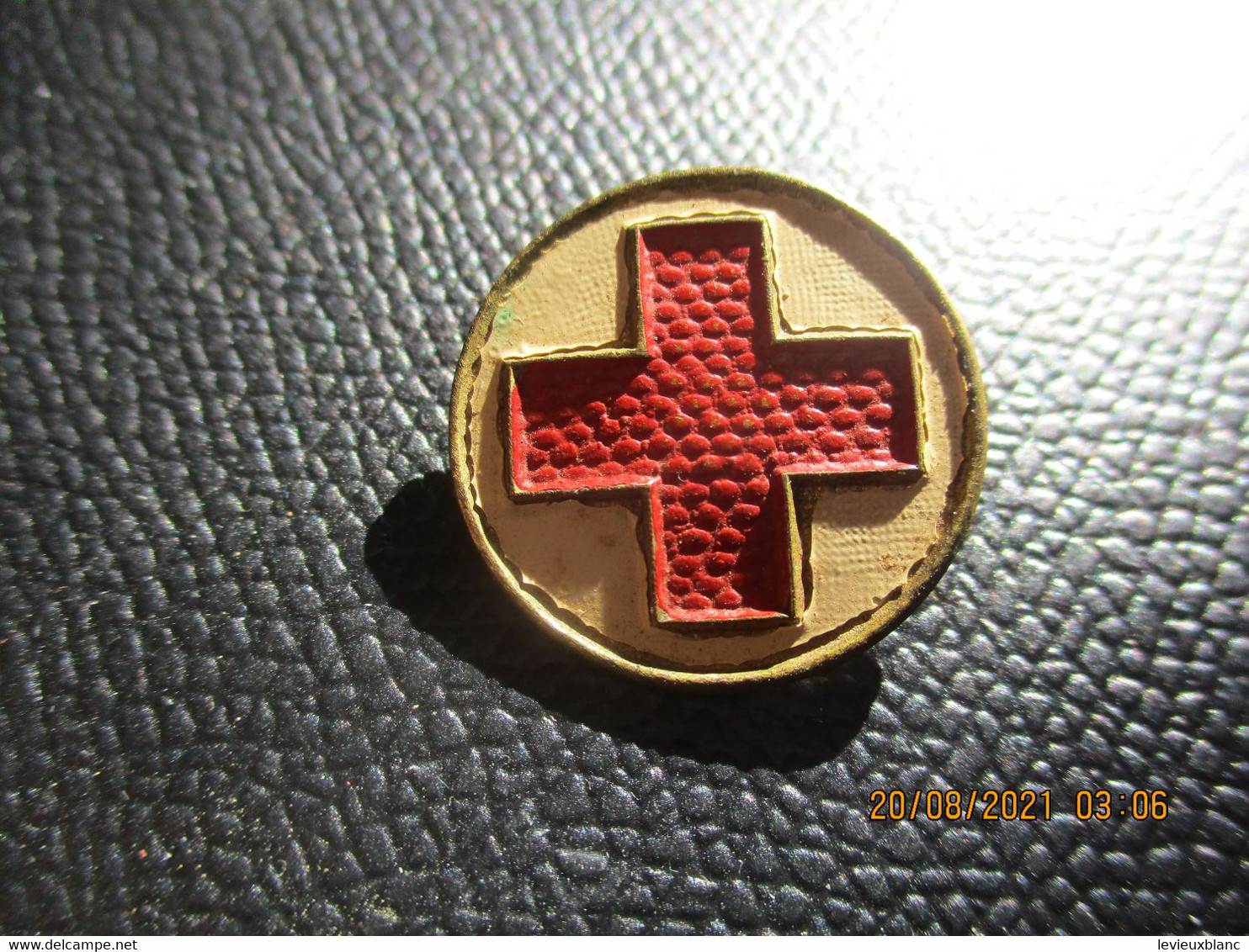 Insigne Ancien / Services Médicaux/CROIX ROUGE/ Bronze Embouti Cloisonné Peint /Vers 1920-1940       MED392 - Services Médicaux