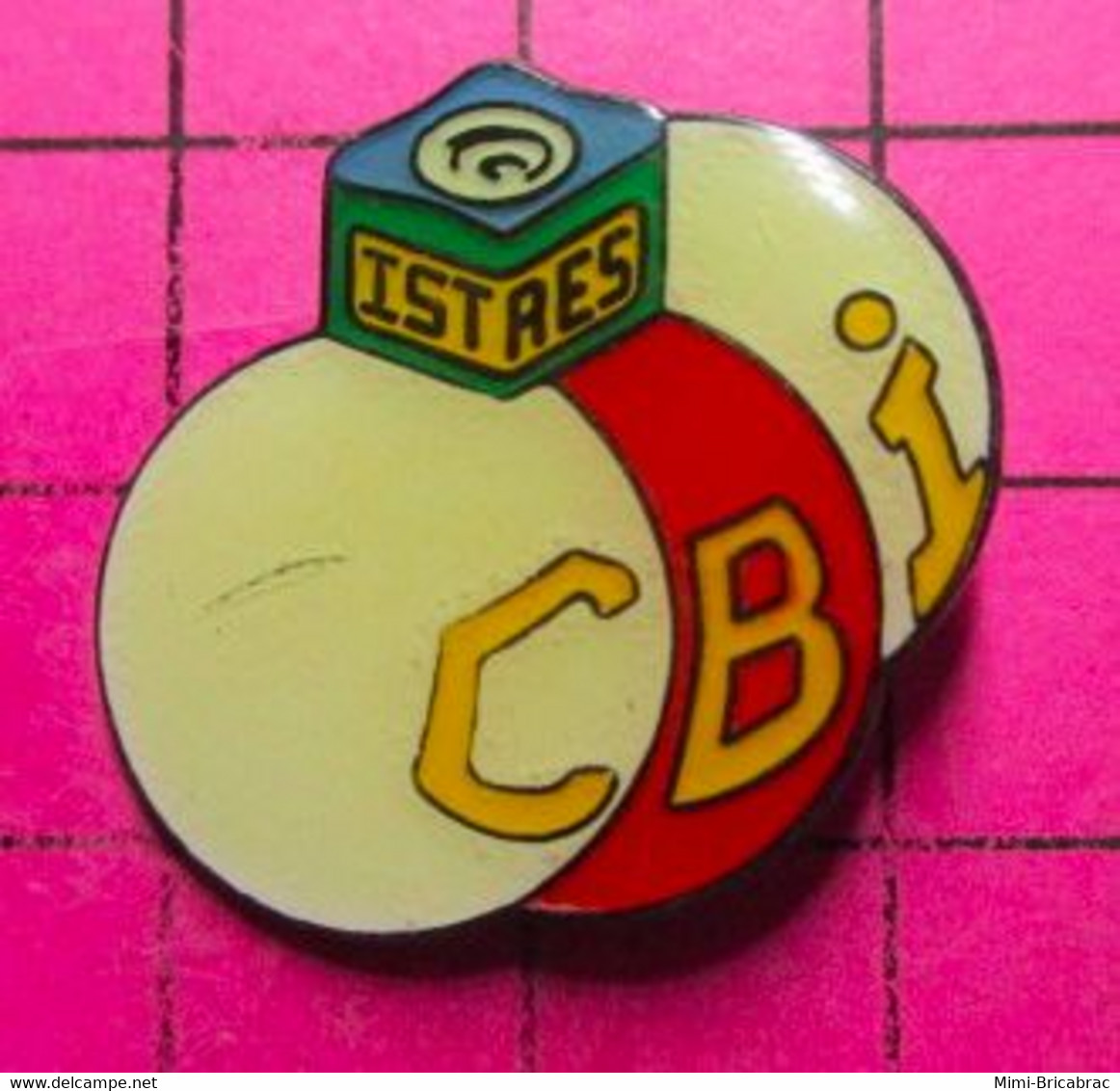 910A Pin's Pins / Beau Et Rare / THEME : SPORTS / ISTRES BILLARD CRAIE BLEUE ET TROIS BOULES - Billard