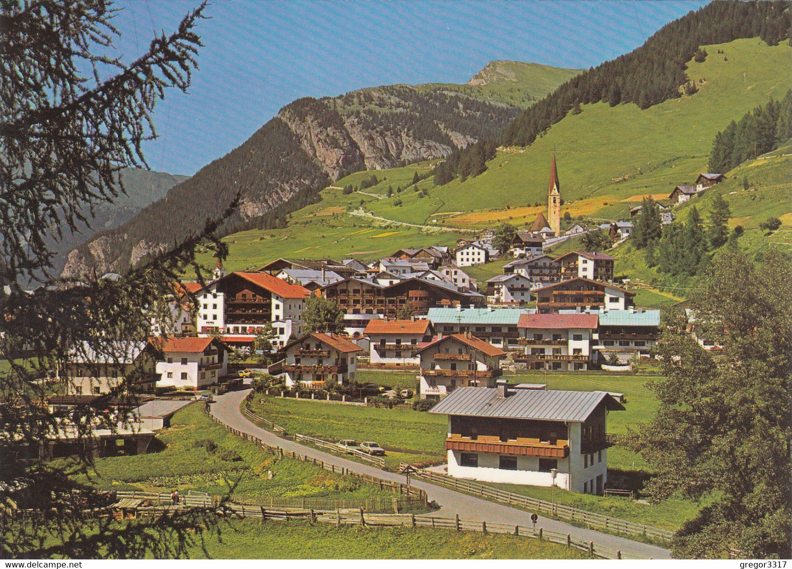 9081) NAUDERS Am RESCHENPAß - Tirol - Straße Haus Abzweigung Holzzaun Autos TOP - Nauders