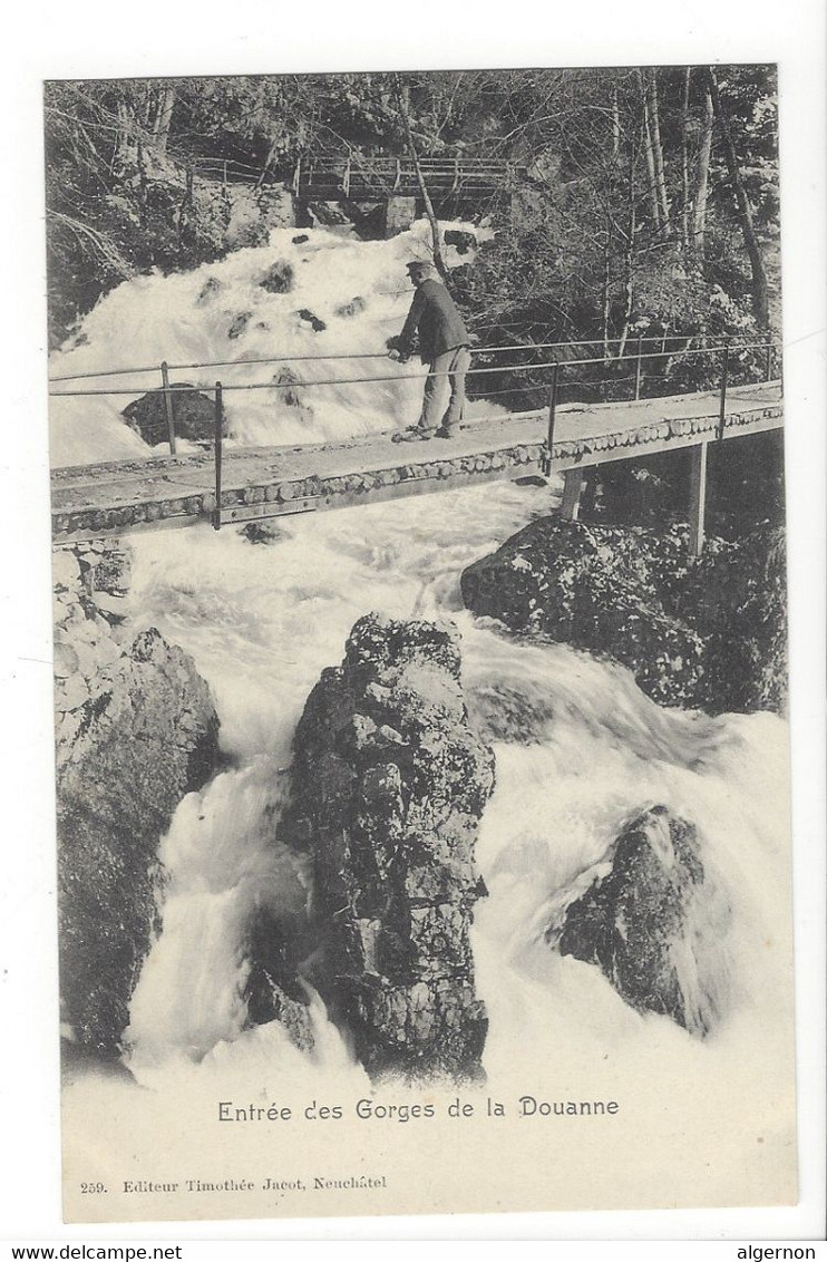 28441 - Entrée Des Gorges De La Douanne Un Promeneur - Douanne-Daucher