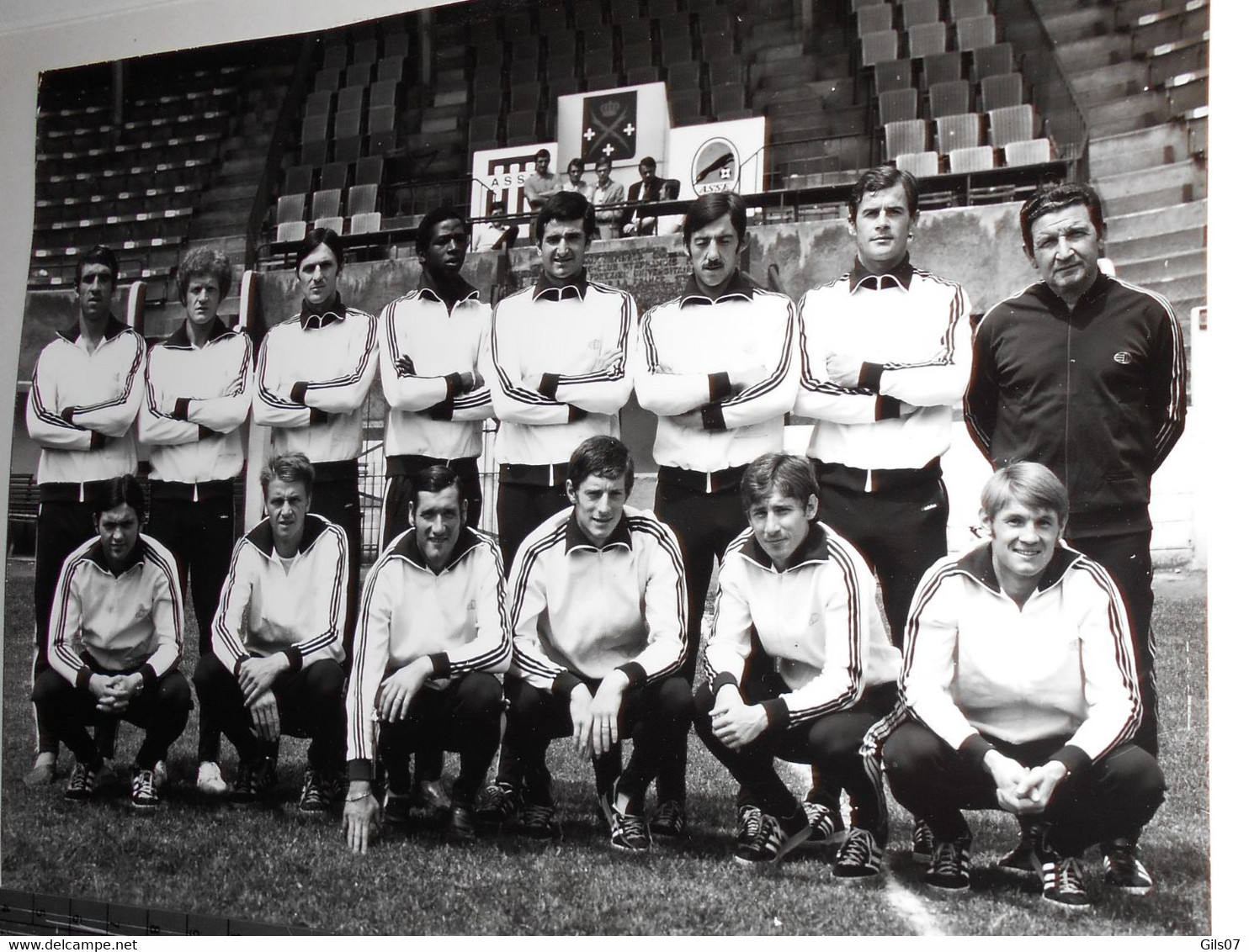 Football, Saint Etienne, Stade Geoffroy Guichard, Equipe Photo Alain Bernard Abou  (bon Etat)  Dim : 23.5 X 18. - Sports