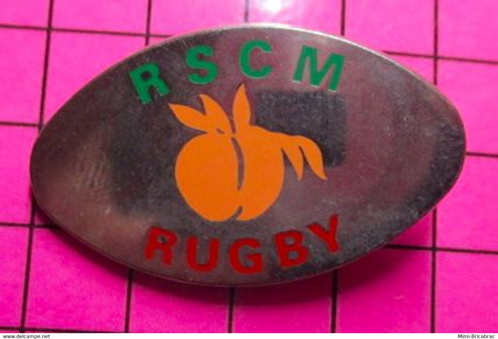 411b Pin's Pins / Beau Et Rare / THEME : SPORTS / RUGBY Grand Pin's ABRICOT PECHE ? Club Rugby Club Montreuillois RSCM - Rugby