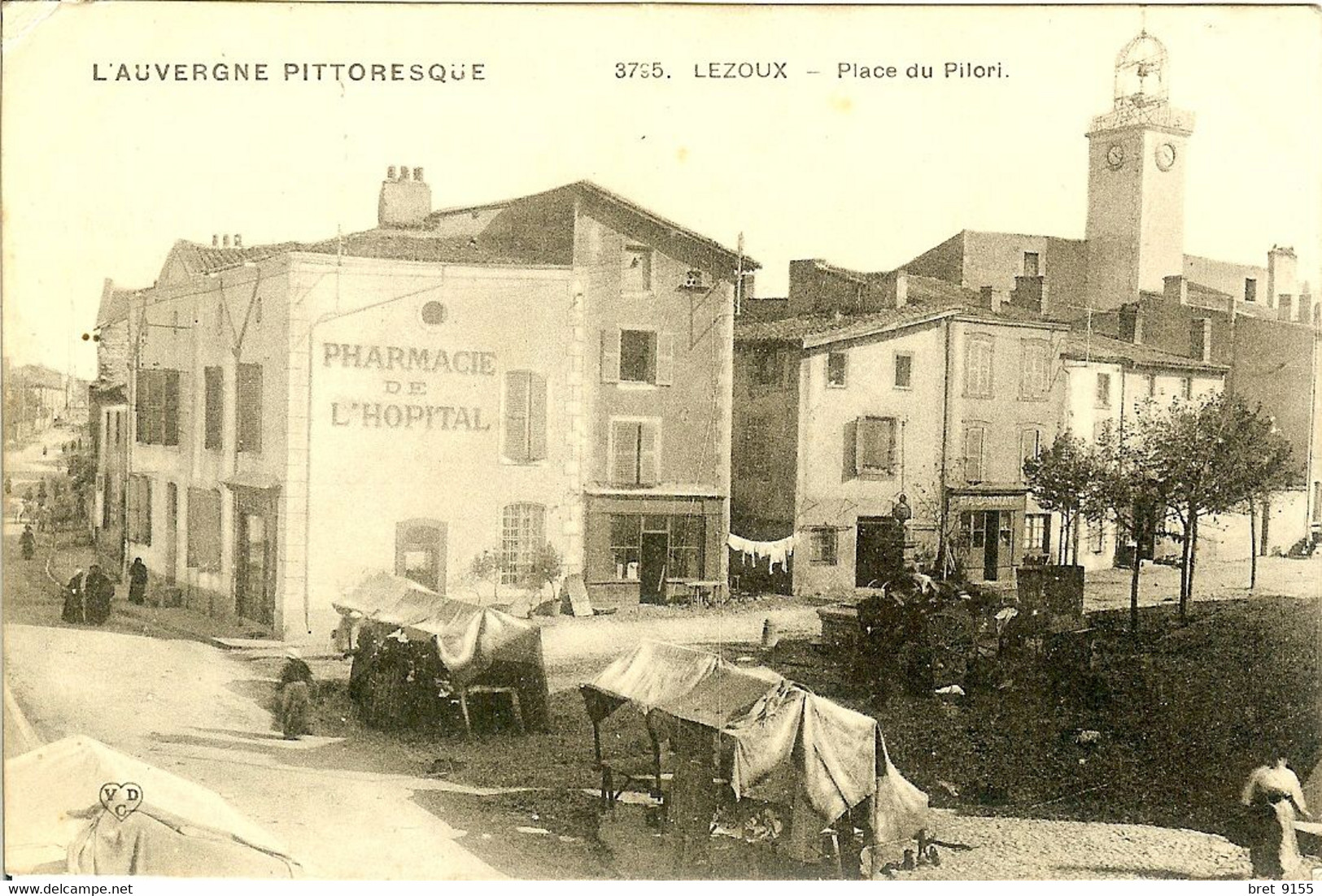 63 LEZOUX JOUR DE MARCHE SUR LA PLACE DU PILORI DEVANT LA PHARMACIE DE L HOPITAL - Lezoux