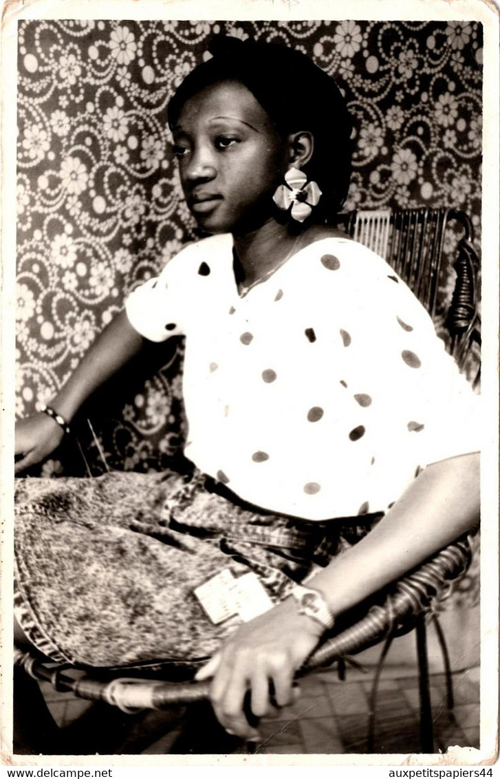 Photo Originale Portrait D'une Jeune Et Jolie Femme Black Au Fauteuil D'Osier Vers 1970/80 - Pin-ups