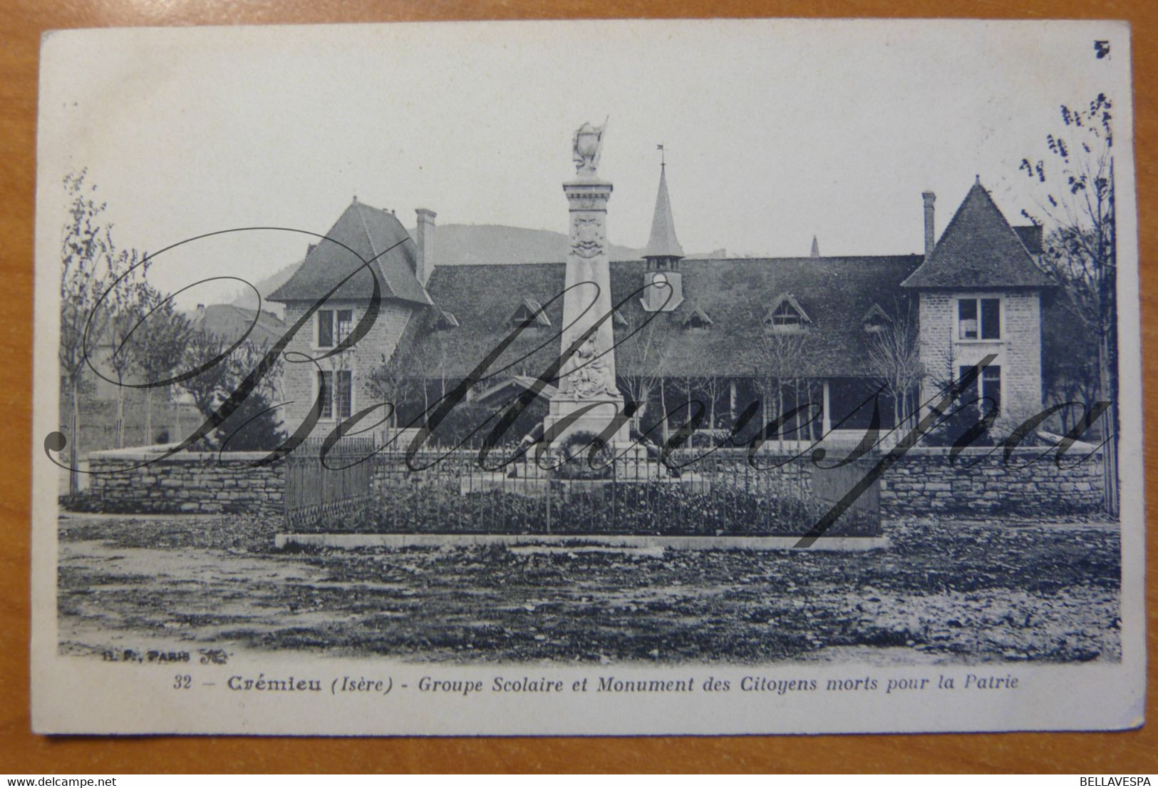 Crémieu. Isere Groupe Scolaire, Monument De Guerre Citoyens 1914-1918 - Kriegerdenkmal