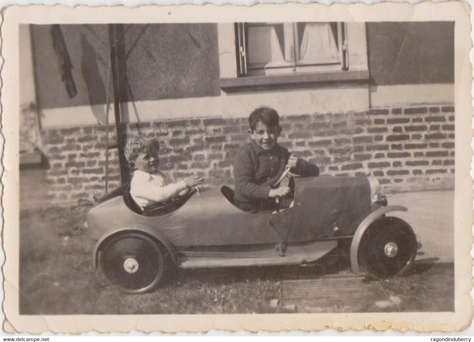 PHOTO SNAPSHOT - JOUET VOITURE AUTOMOBILE Ancienne à PEDALES à DEUX PLACES Avant Et Arrière 1942 - PEU COMMUN - Automobili