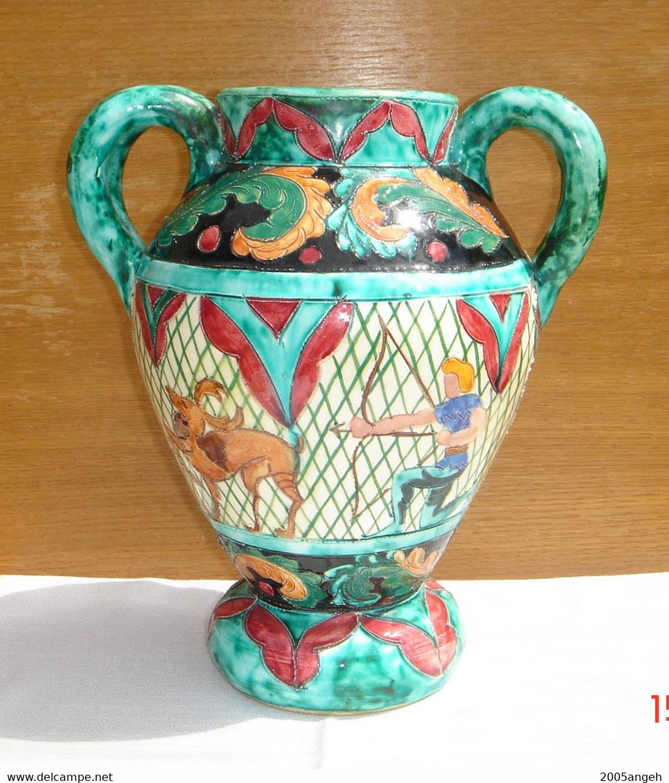 Vase Faïence Décor Scène De Chasse - Marqué Au Cul Du Vase La Lettre R Et Le Chiffre 15 - Hauteur 26 Cm - Largeur 23 Cm - Vallauris (FRA)