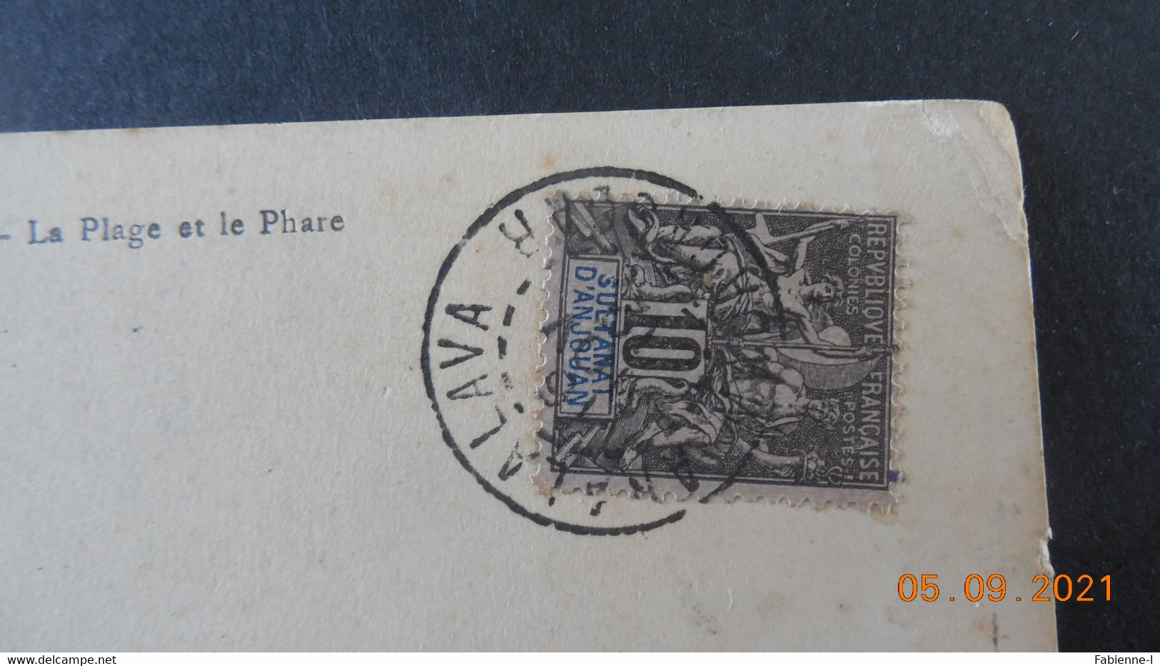 Carte Postale De 1912  à Destination De France Avec Timbre D'Anjouan Et Cachet De Madagascar - Briefe U. Dokumente