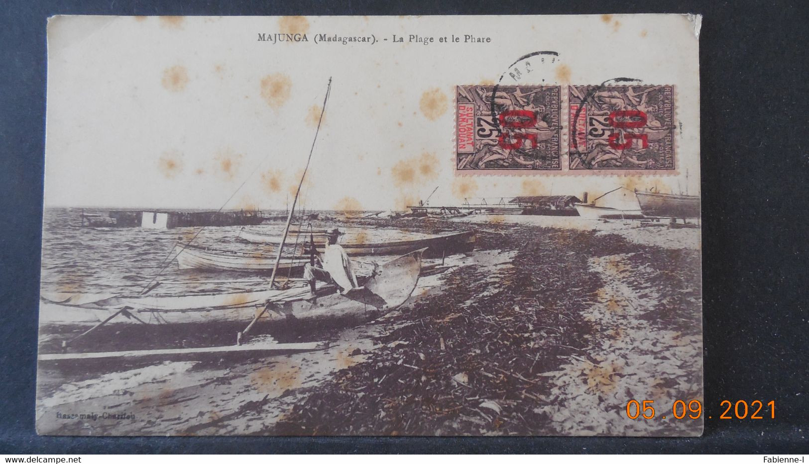 Carte Postale De 1914  à Destination De France Avec Timbre D'Anjouan Et Cachet De Madagascar - Cartas & Documentos