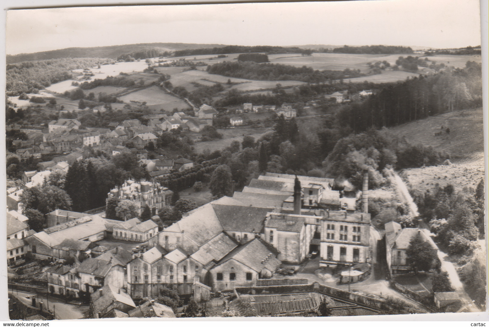 D88 - XERTIGNY - VUE AÉRIENNE - LE CHÂTEAU ET LA BRASSERIE - CPSM Petit Format En Noir Et Blanc - Xertigny