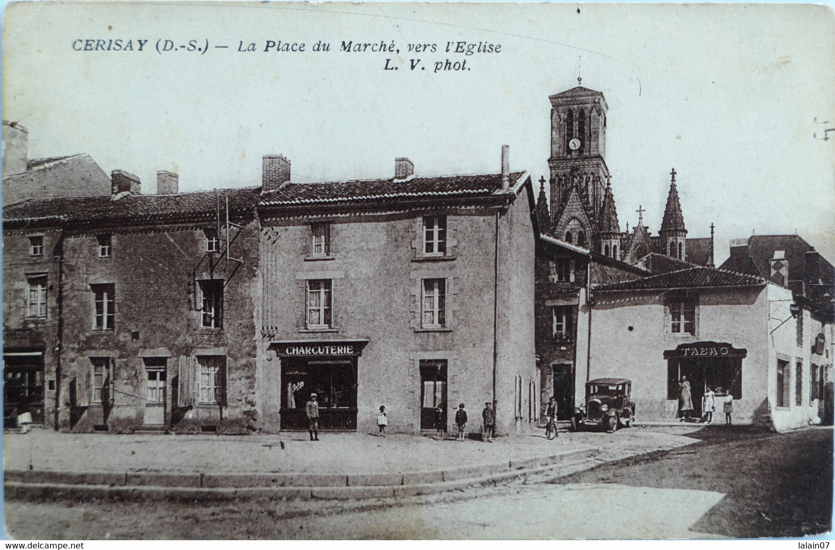 C. P. A. : 79 CERISAY : La Place Du Marché, Vers L'Eglise, "Charcuterie", "Tabac", Animé, En 1937 - Cerizay