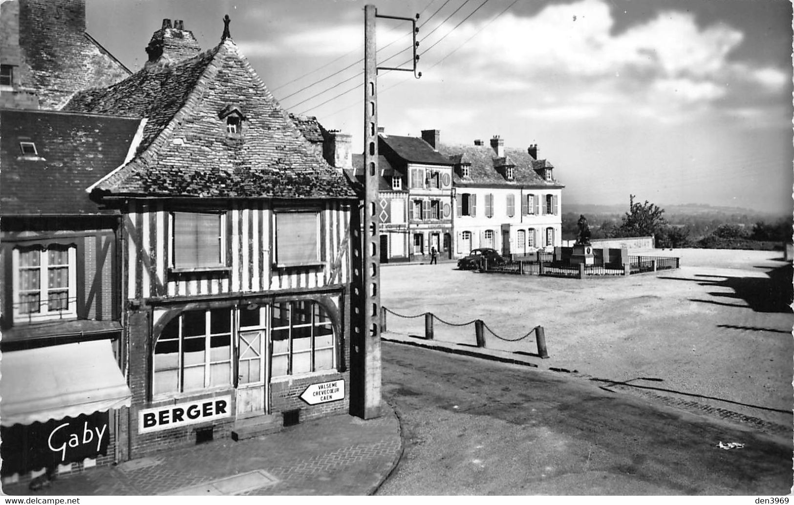 BEAUMONT-en-AUGE - Place Du Marché - Statue De Laplace - Pub Alcool Berger - Panneau Valsemé, Crèvecoeur, Caen - Sonstige & Ohne Zuordnung