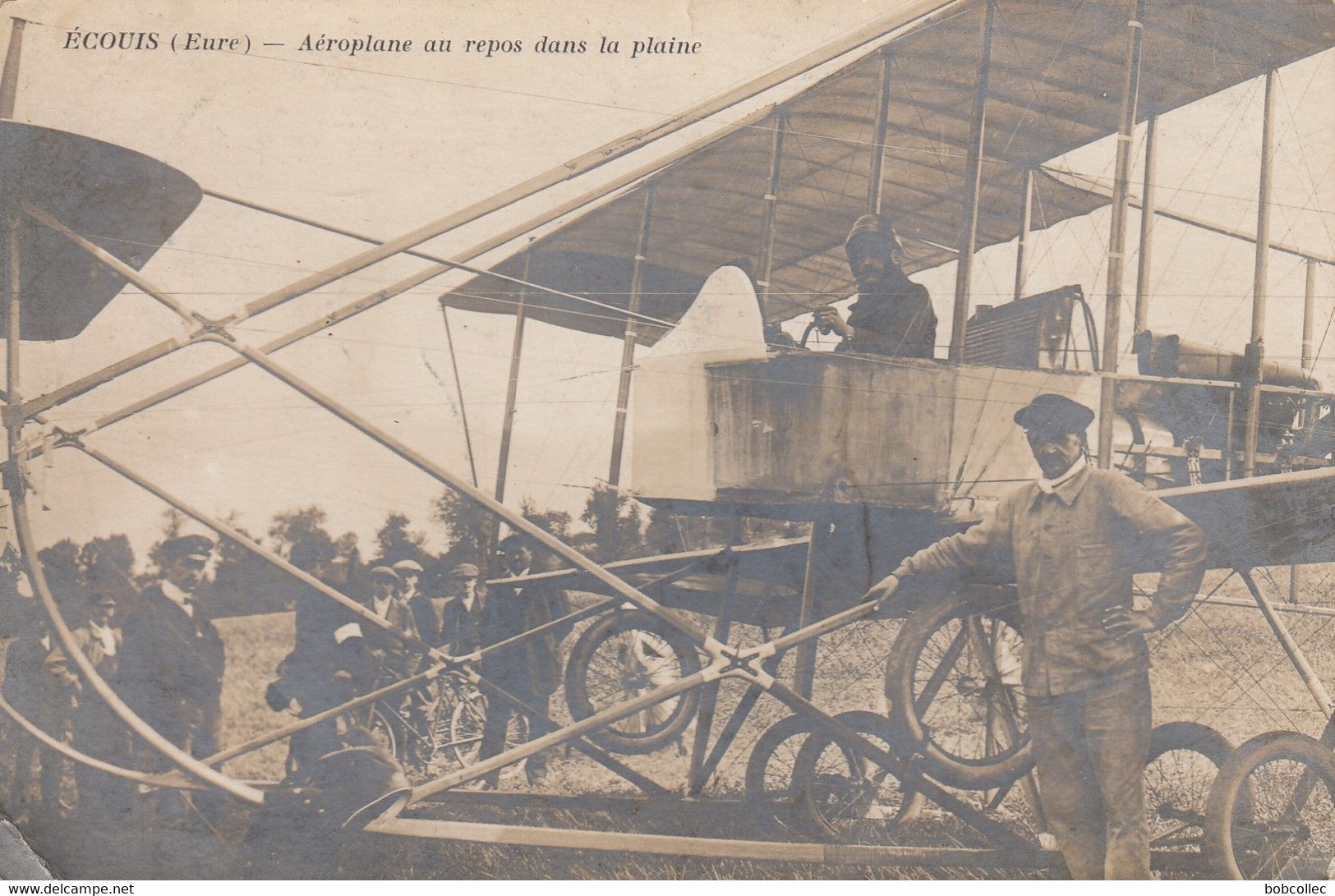 ECOUIS (Eure): Aéroplane Au Repos Dans La Plaine - Autres & Non Classés