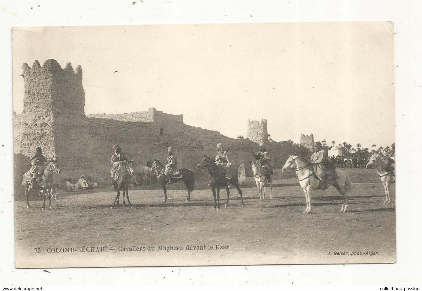 Cp , ALGERIE , COLOMB-BECHAR, Cavaliers Du MAGHZEN Devant Le KSAR , Voyagée ,n° 72 - Bechar (Colomb Béchar)