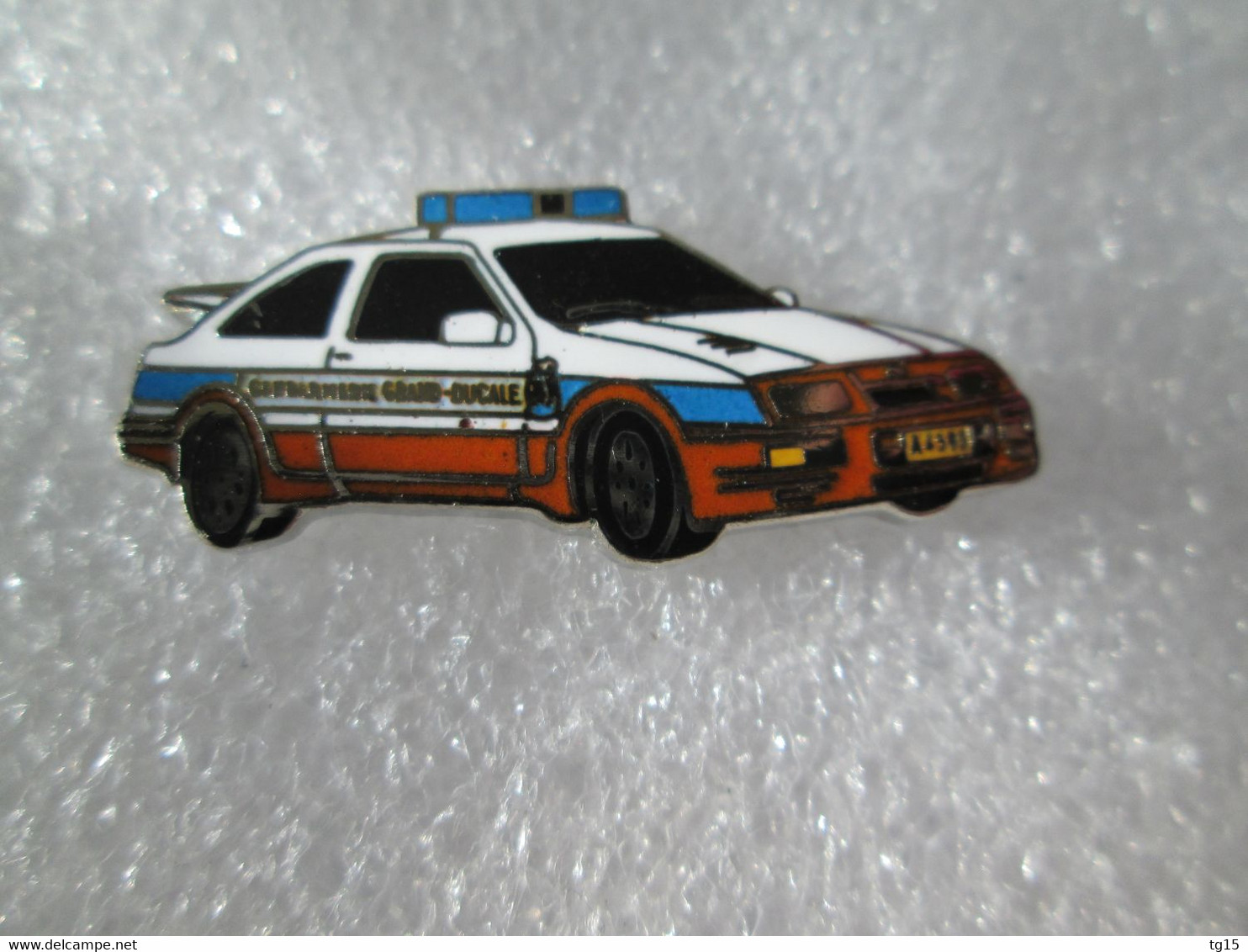 PIN'S    FORD  SIERRA  RS  COSWORTH   GENDARMERIE          Email Grand Feu  DEHA - Ford