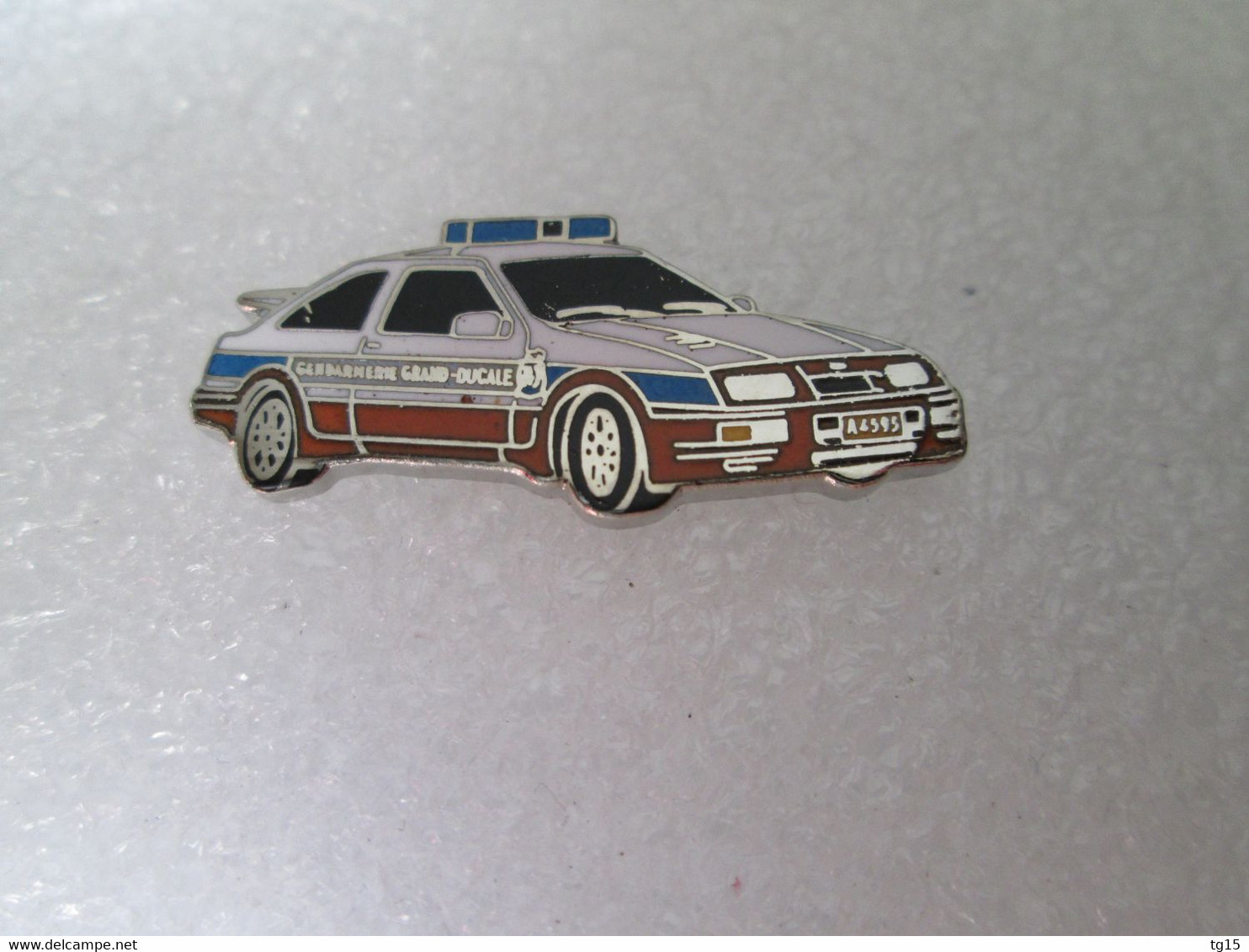 PIN'S    FORD  SIERRA  RS  COSWORTH   GENDARMERIE          email grand feu  DEHA