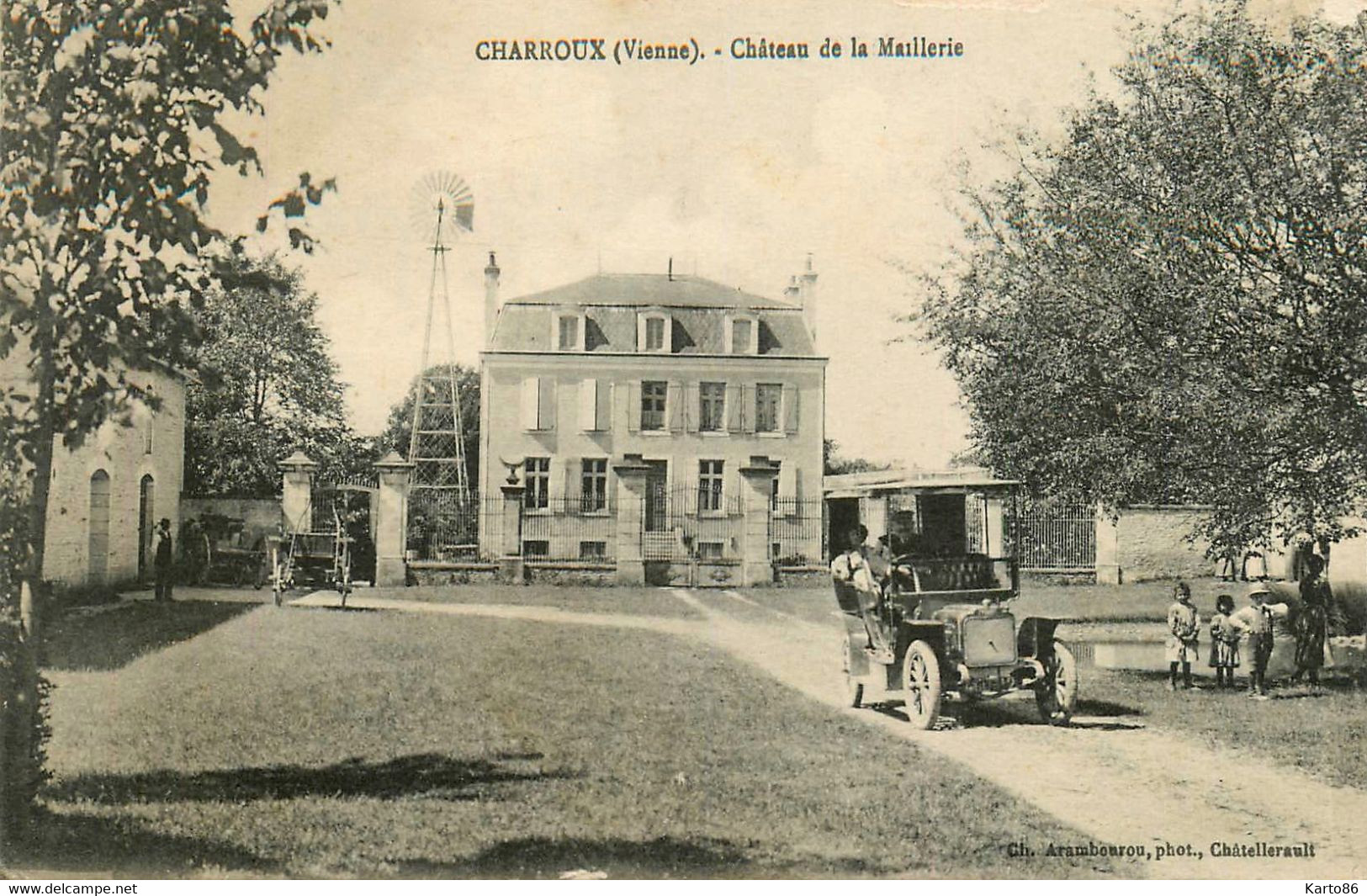 Charroux * Un Coin Du Village , éolienne , Automobile Ancienne Au Château De La Maillerie * Moulin à Vent Molen - Charroux