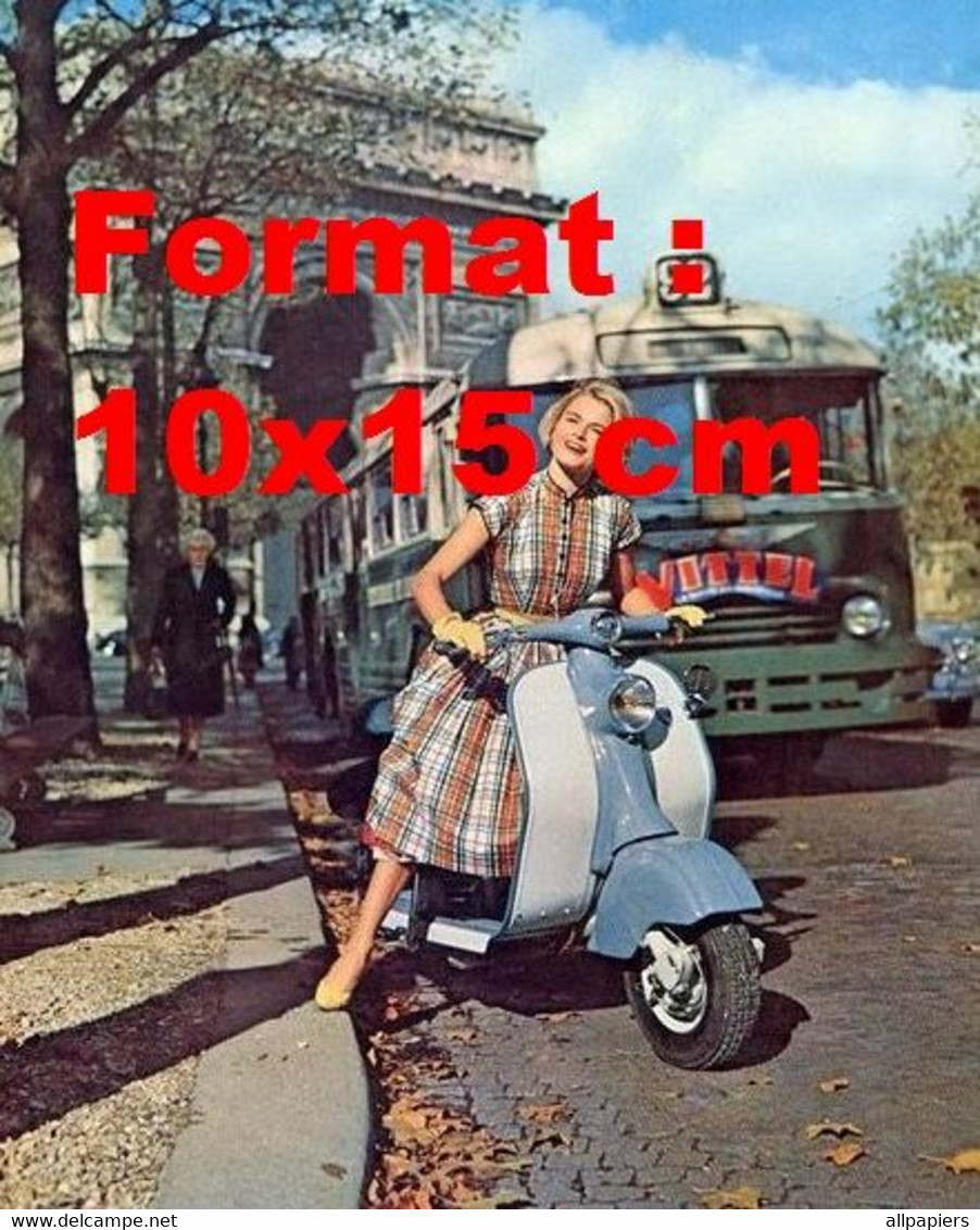 Reproduction D'une Photographie Ancienne D'une Jeune Femme Sur Un Scooter Lambretta Devant Un Bus Avec Publicité Vittel - Autres & Non Classés