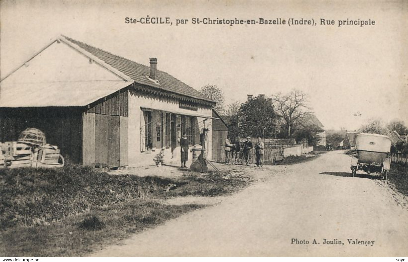 Pompe Essence Petrole Rudimentaire Sur Bidon. Basic Petrol Station . Sainte Cécile - Händler